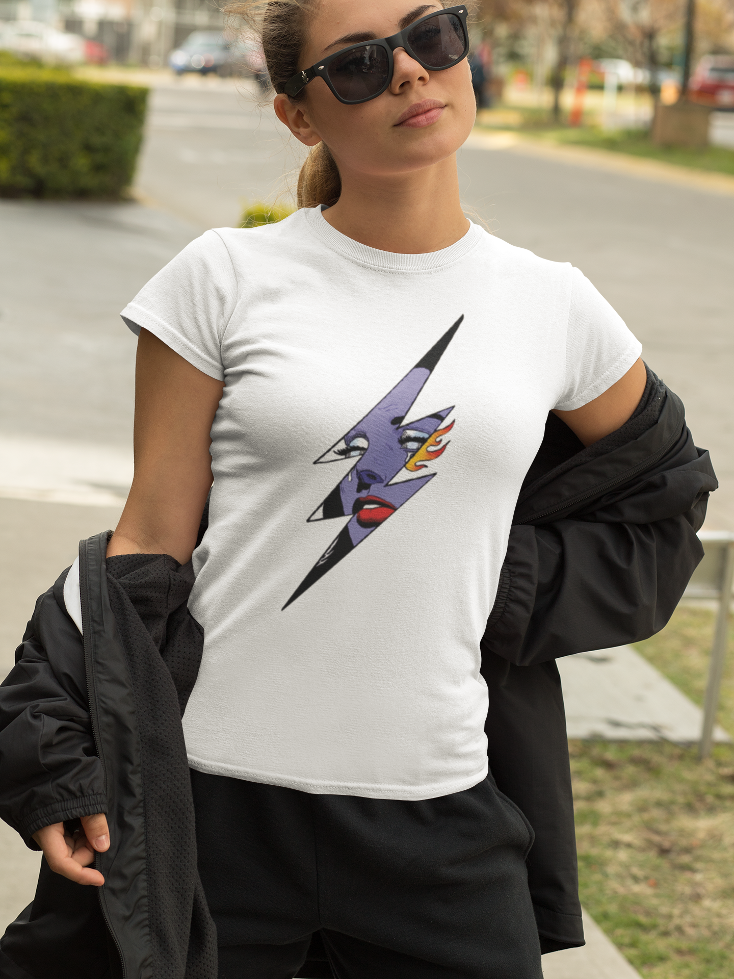 Camiseta blanca con estampado artístico