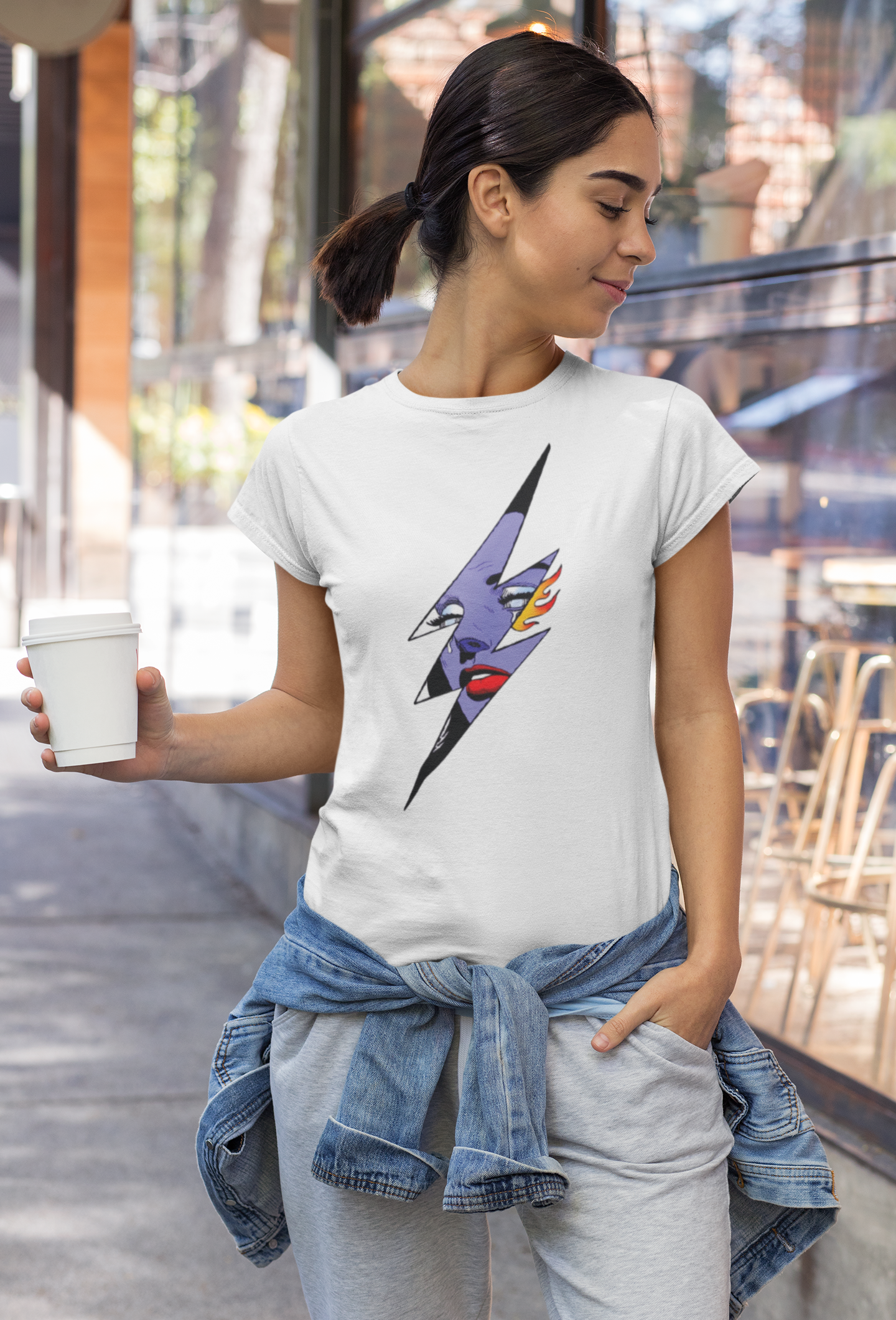 Camiseta blanca con estampado artístico