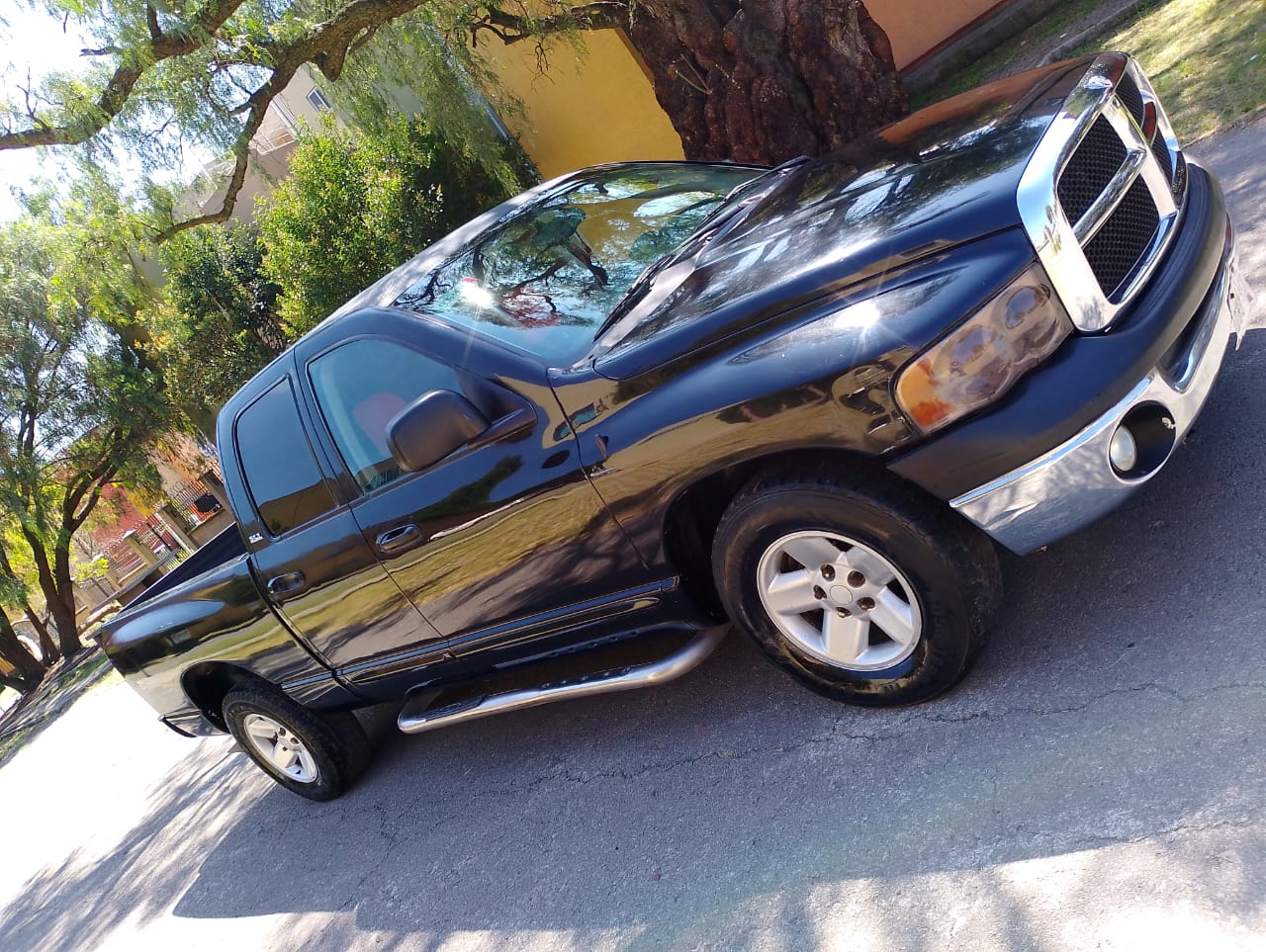 Camioneta Dodge Ram negra