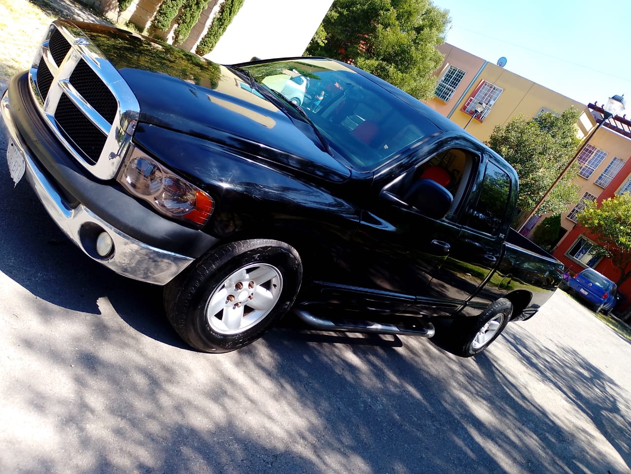 Camioneta Dodge Ram negra