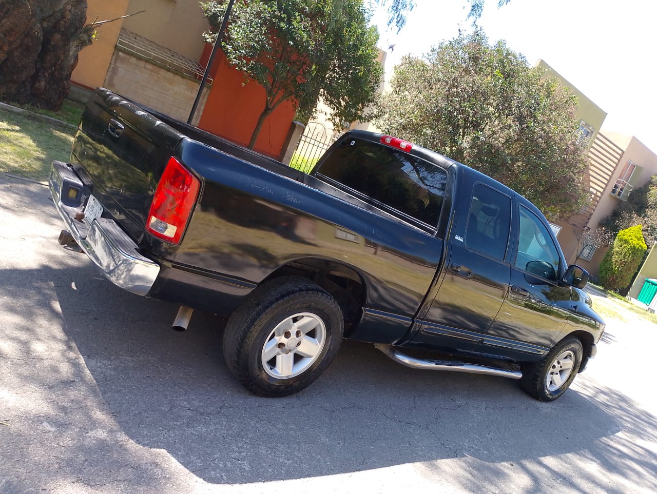 Camioneta Dodge Ram negra