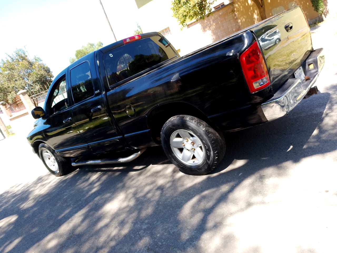 Camioneta Dodge Ram negra