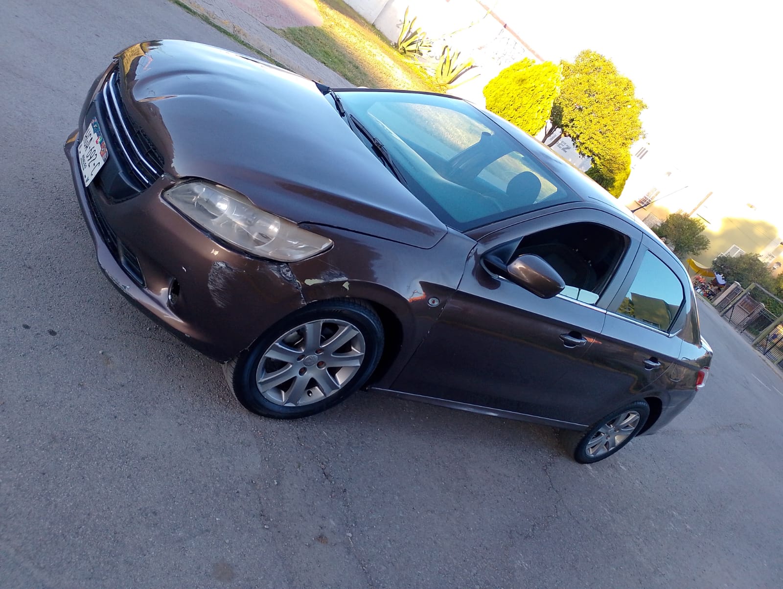 Automóvil sedán peugeot marrón