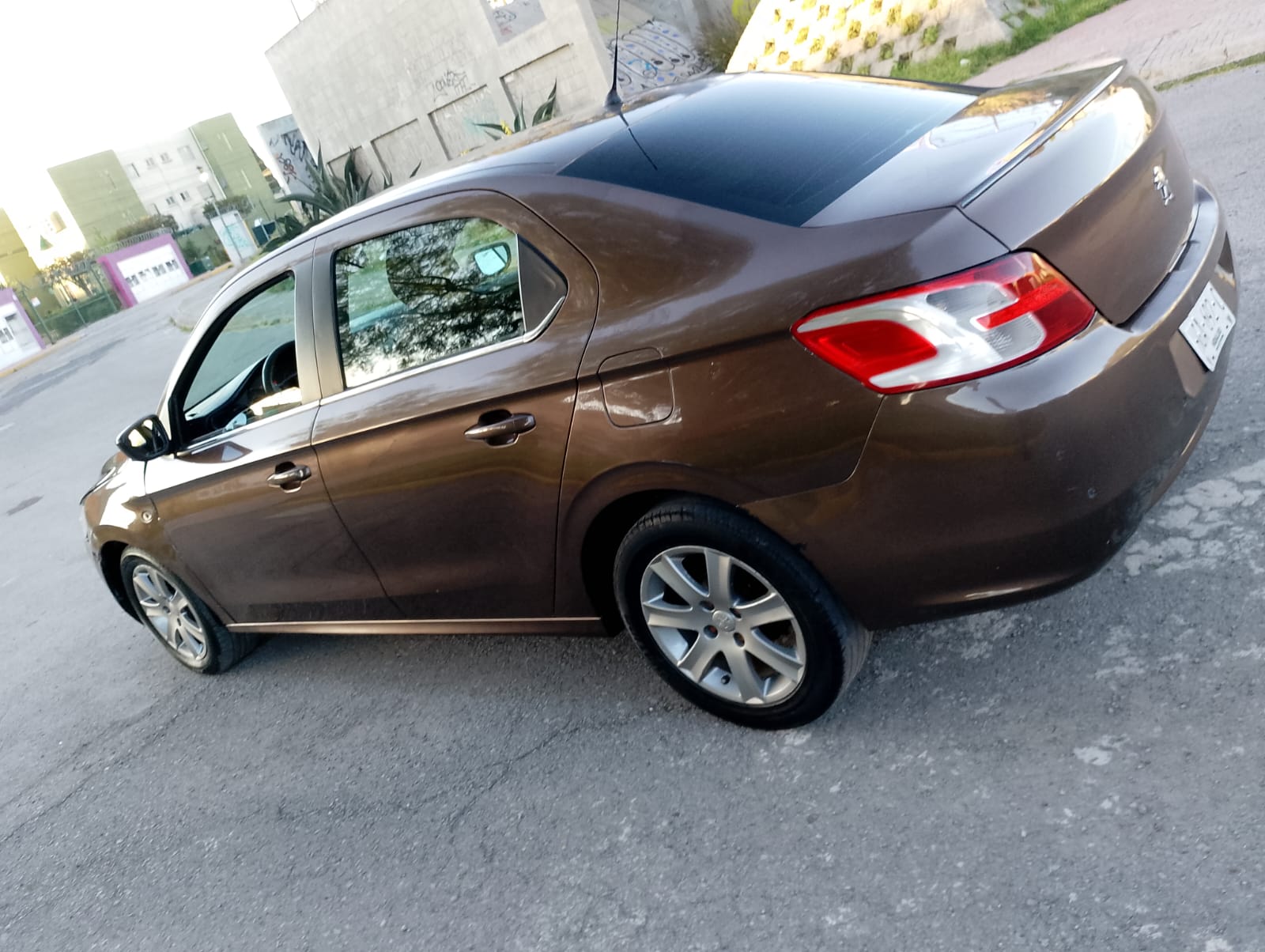 Automóvil sedán peugeot marrón
