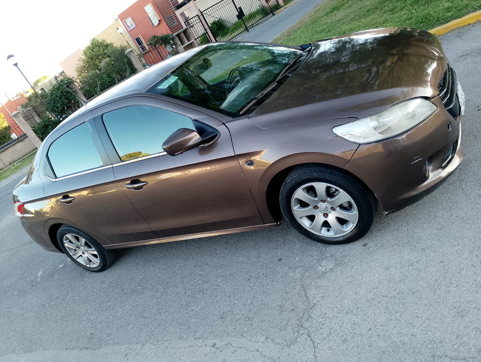 Automóvil sedán peugeot marrón
