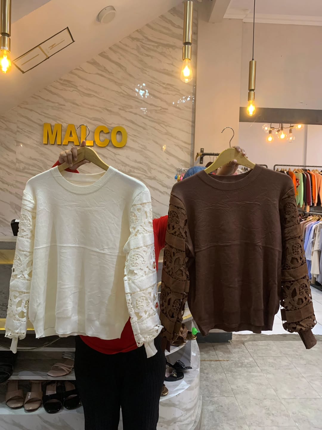 Sweater lengan renda