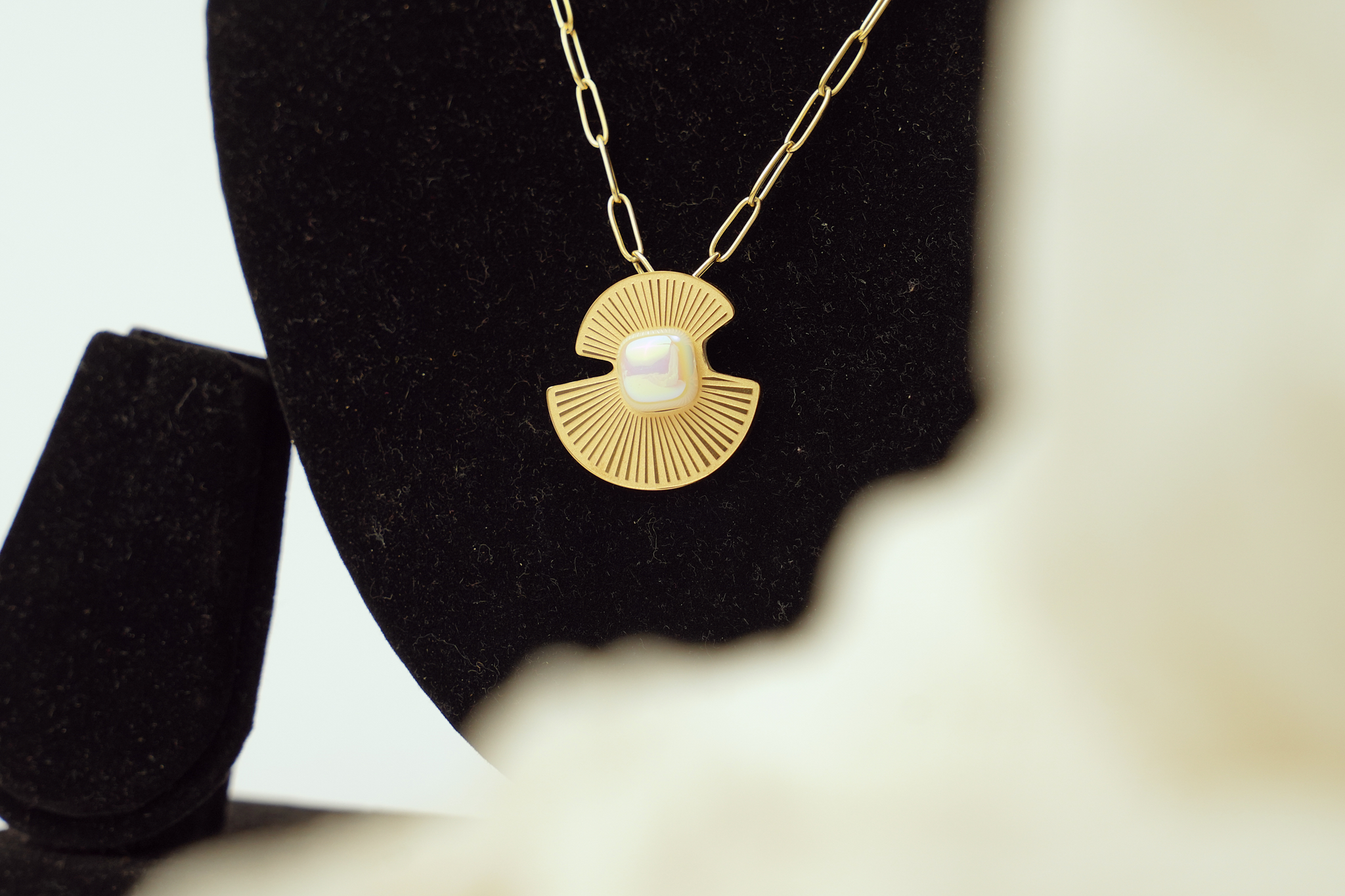 Gold Pendant Necklace with Pearl