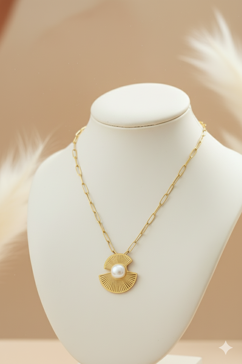 Gold Pendant Necklace with Pearl