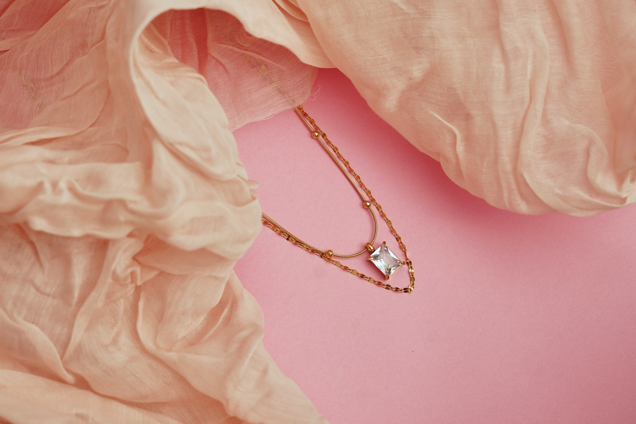 Elegant Gold Necklace with Pendant