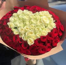 Kalp Şablonlu Beyaz Kırmızı Karışık Gül Buketi