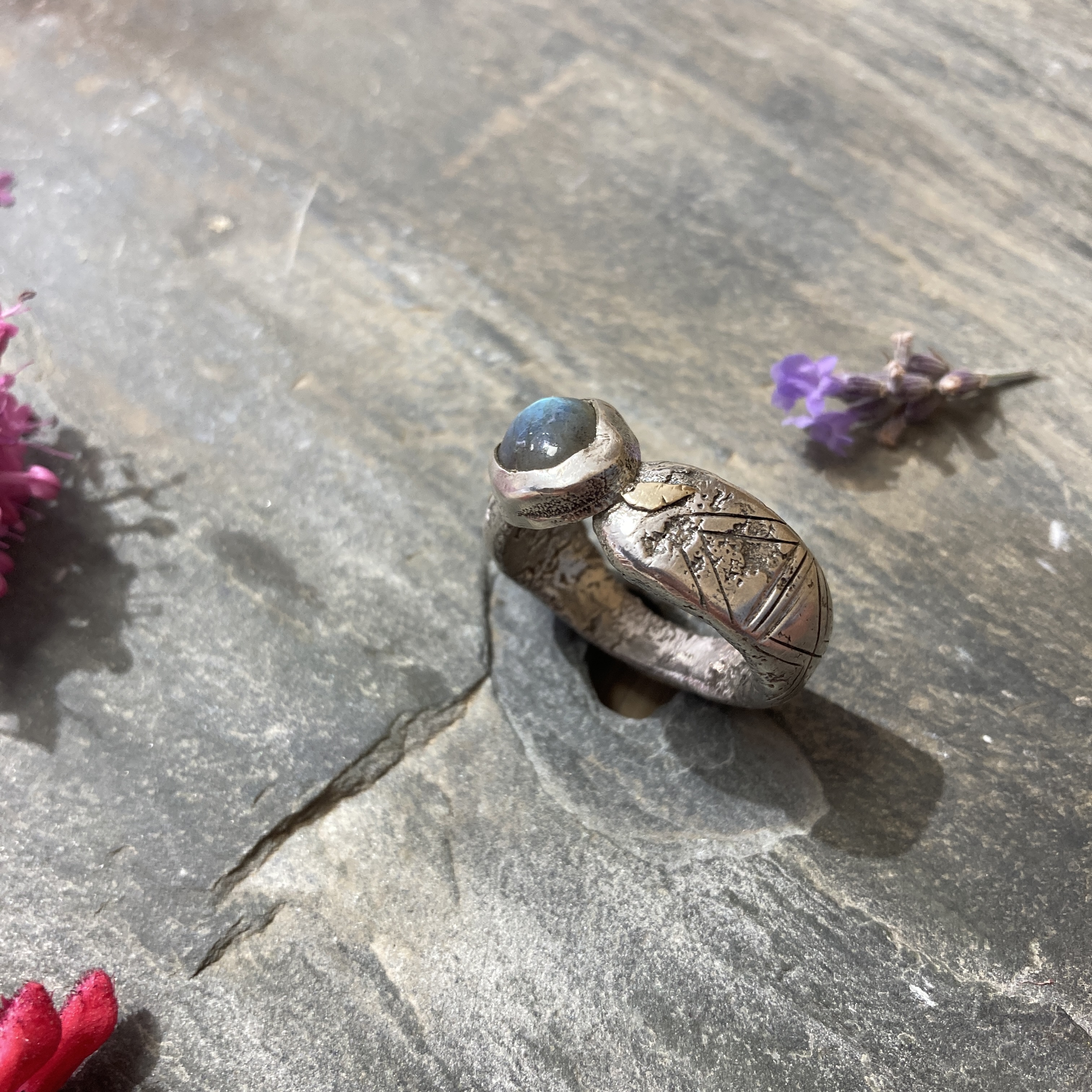 Chevalière bague massif ornée d'une somptueuse labradorite