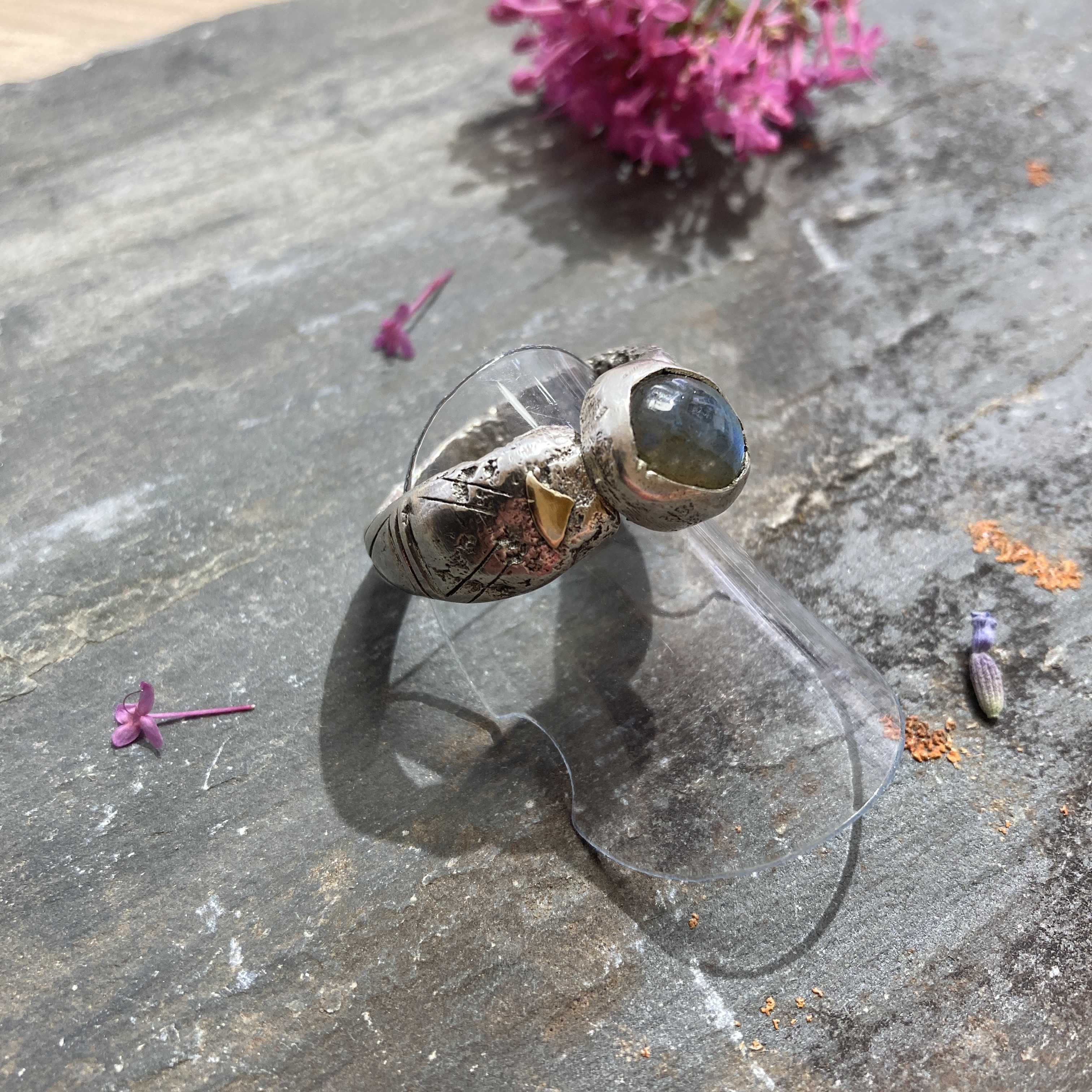 Chevalière bague massif ornée d'une somptueuse labradorite
