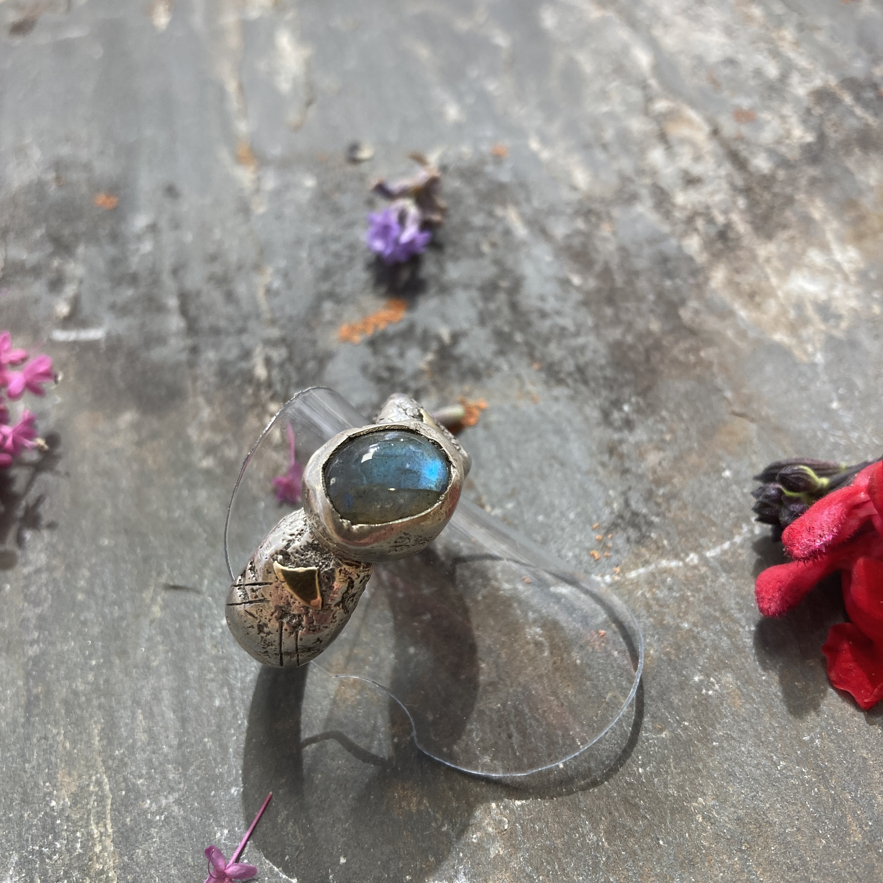 Chevalière bague massif ornée d'une somptueuse labradorite