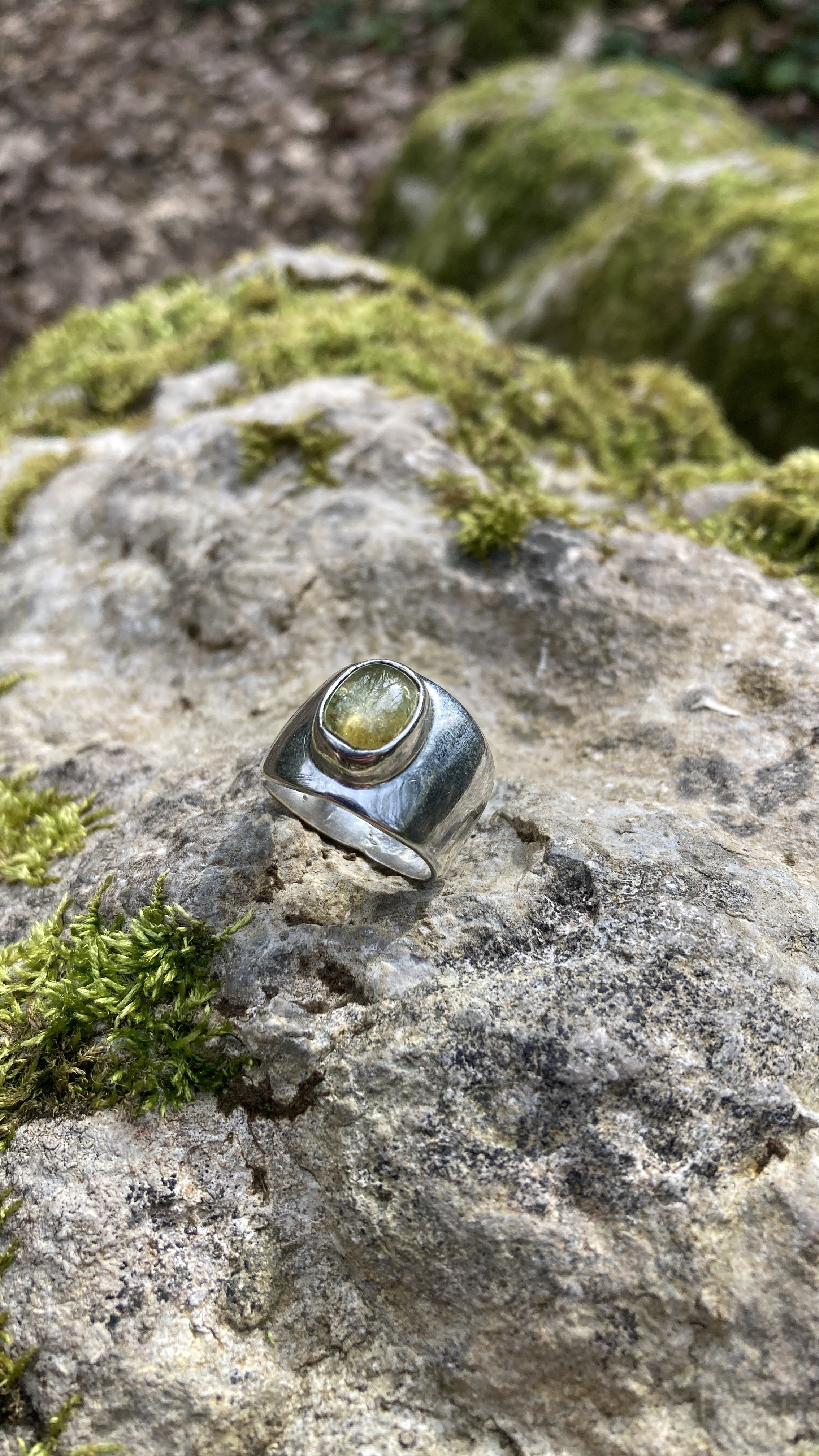 Chevalière en argent massif orné d'un grenat du Mali vert