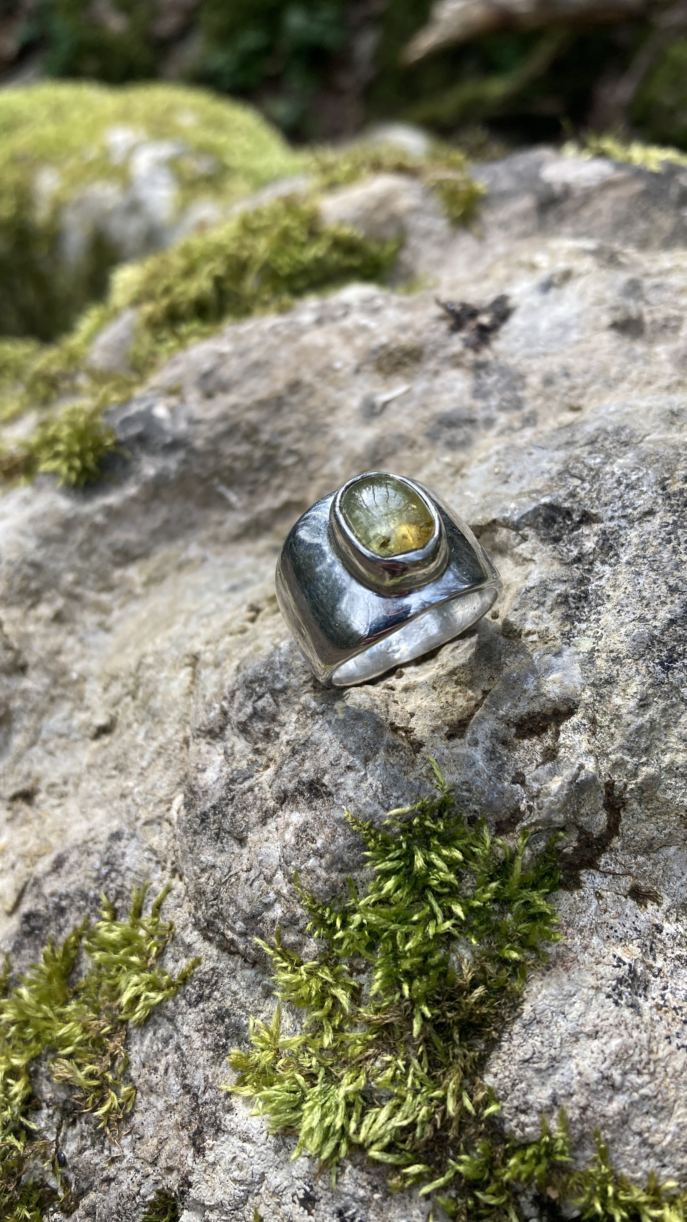 Chevalière en argent massif orné d'un grenat du Mali vert