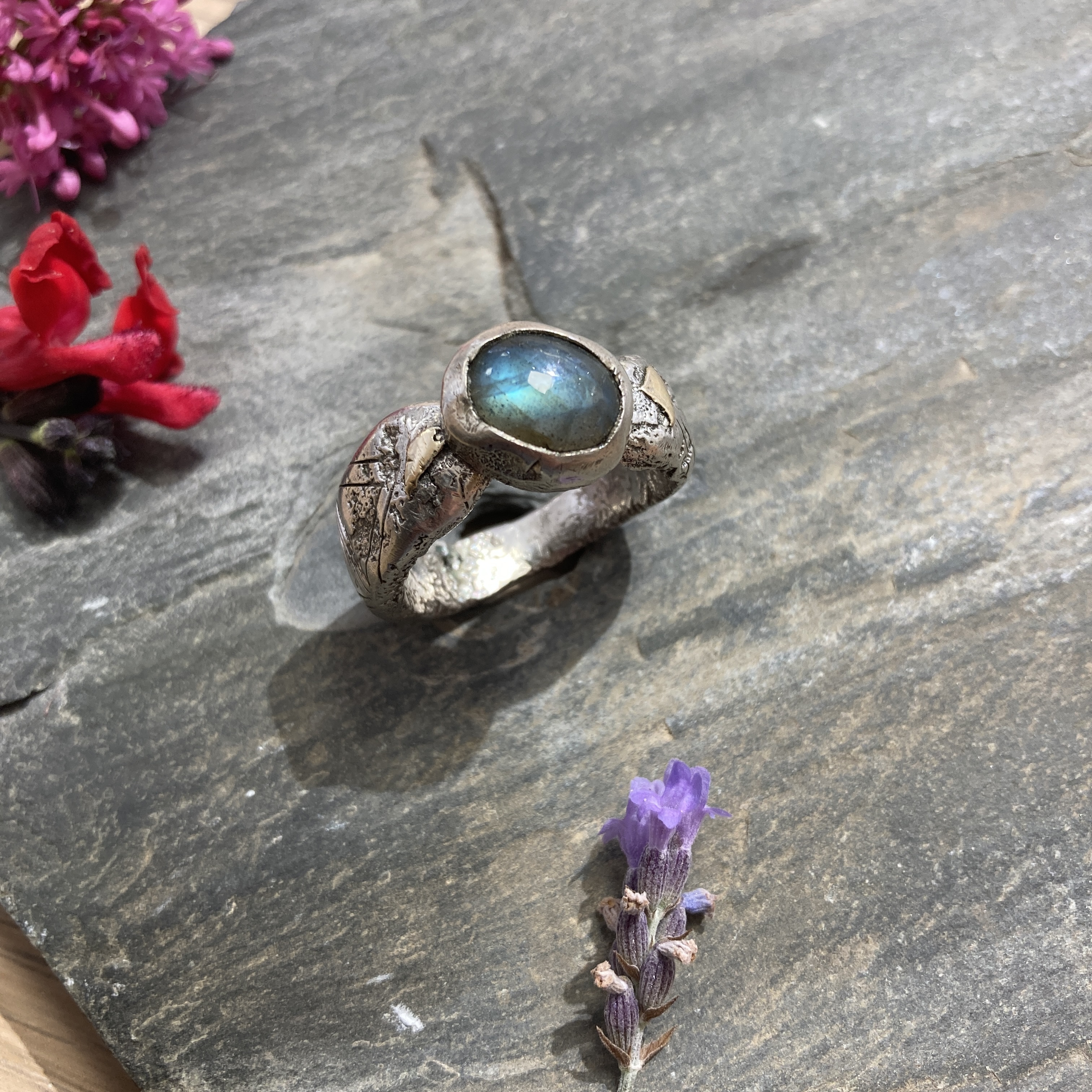 Chevalière bague massif ornée d'une somptueuse labradorite