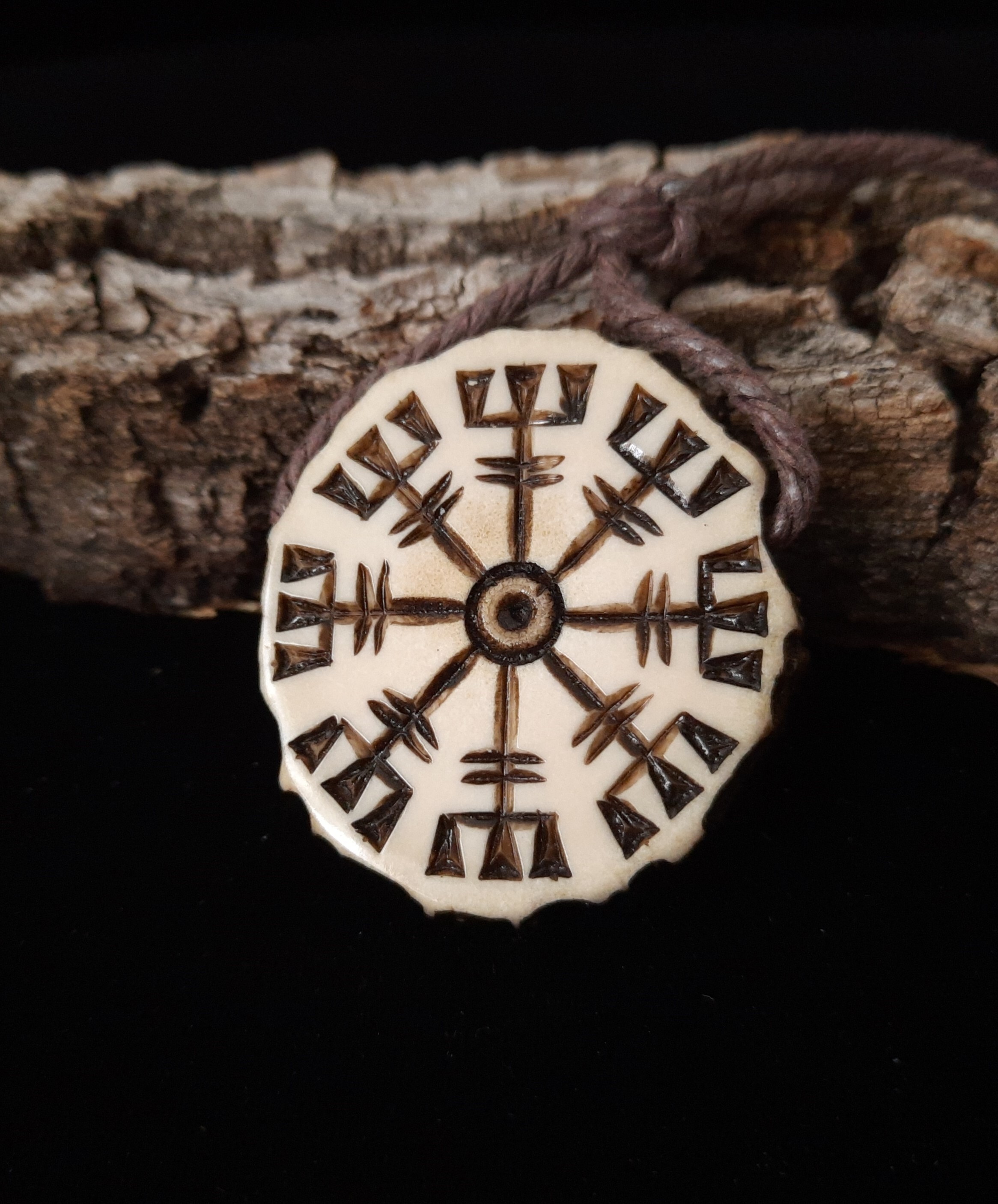 Discover the Way: Handcrafted Vegvisir Compass Pendant from Moose Antlers – A Symbol of Protection and Guidance