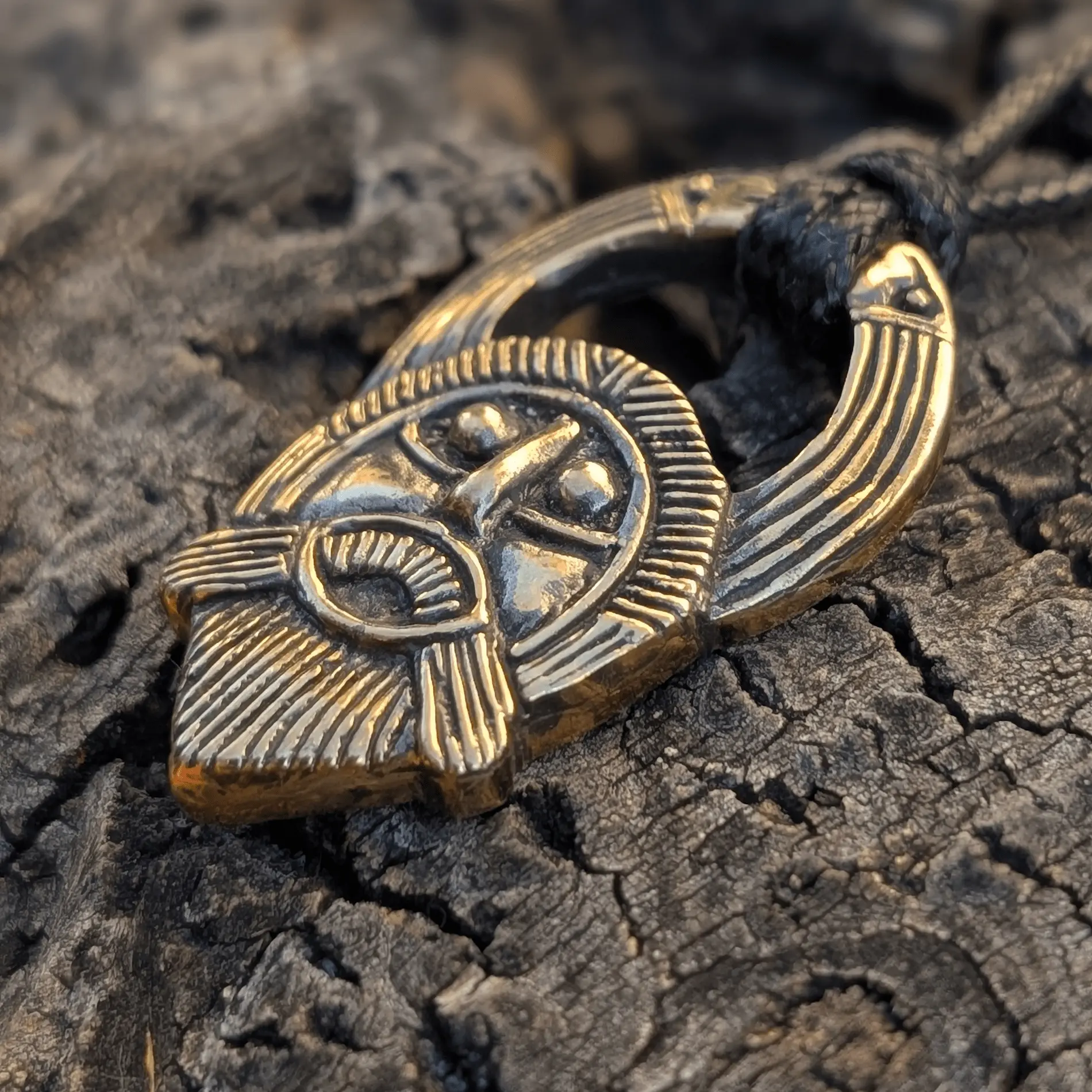 Odin’s Ritual Mask Pendant – Viking Age Replica in Brass or Pewter | Algiz-Rune Art