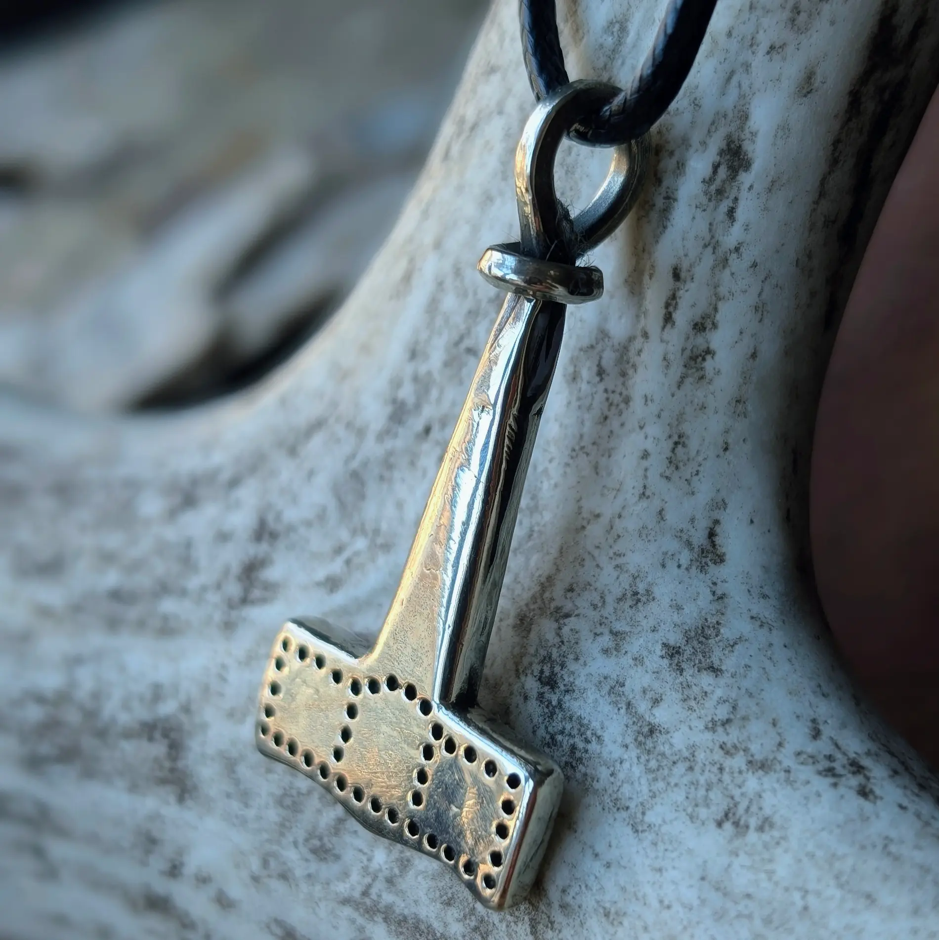 Viking Age Mjölnir Pendant with Knotted Ring – Thor’s Hammer Amulet