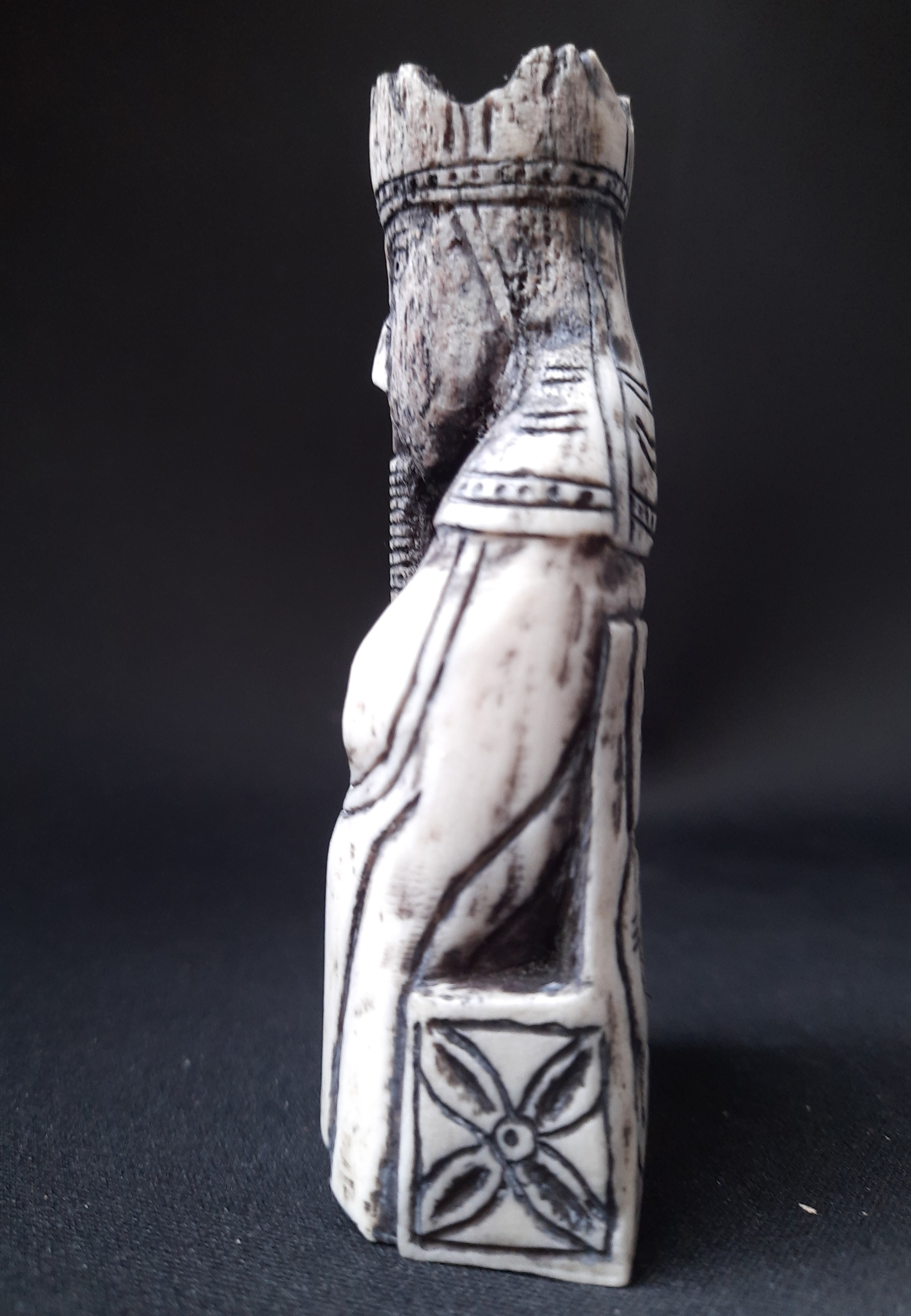 Lewis Chessmen Enthroned Queen – Hand-Carved Moose Antler