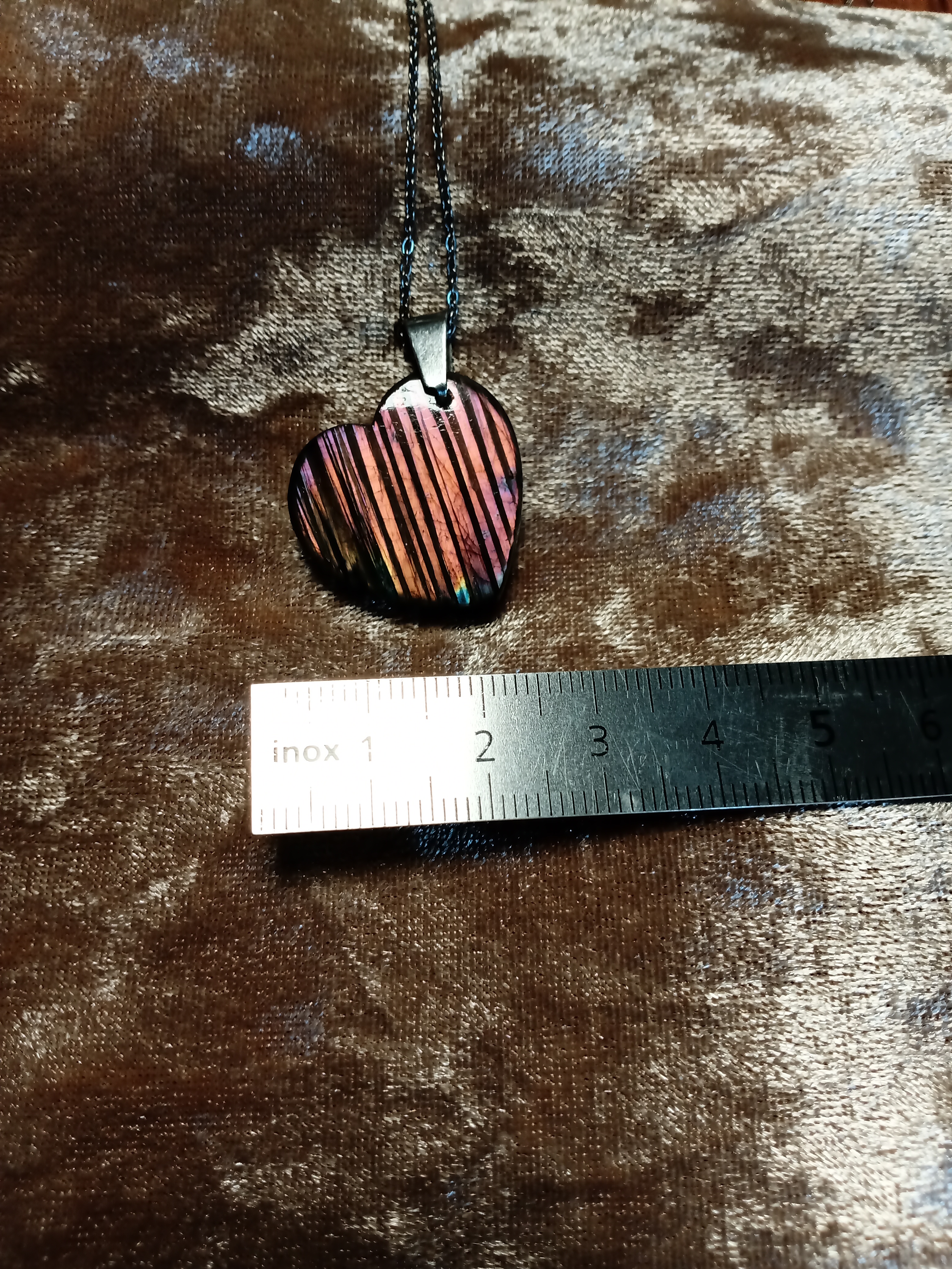 Labradorite taillée en forme de coeur