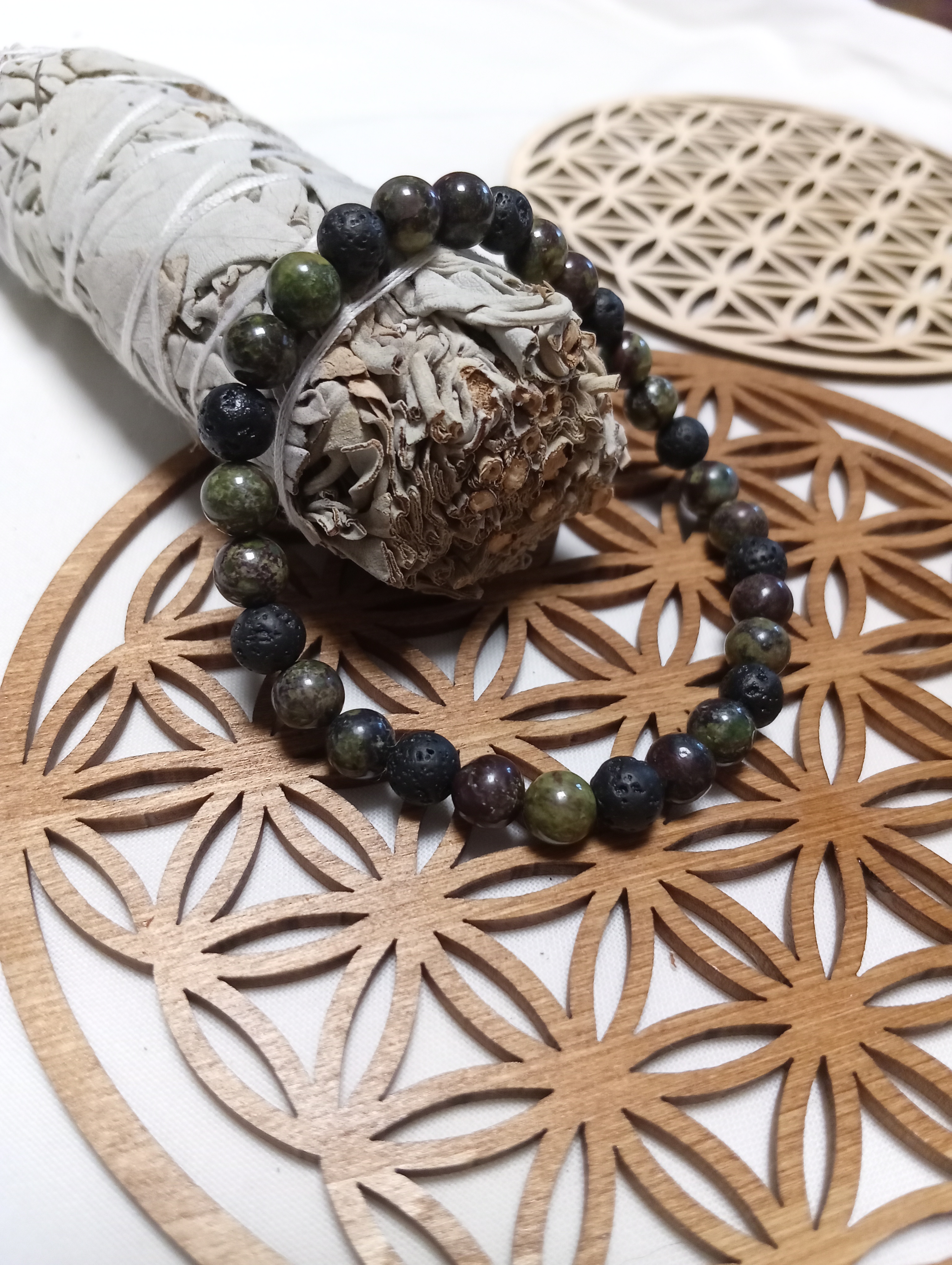 Jaspe sang de dragon et pierre de lave 6mm