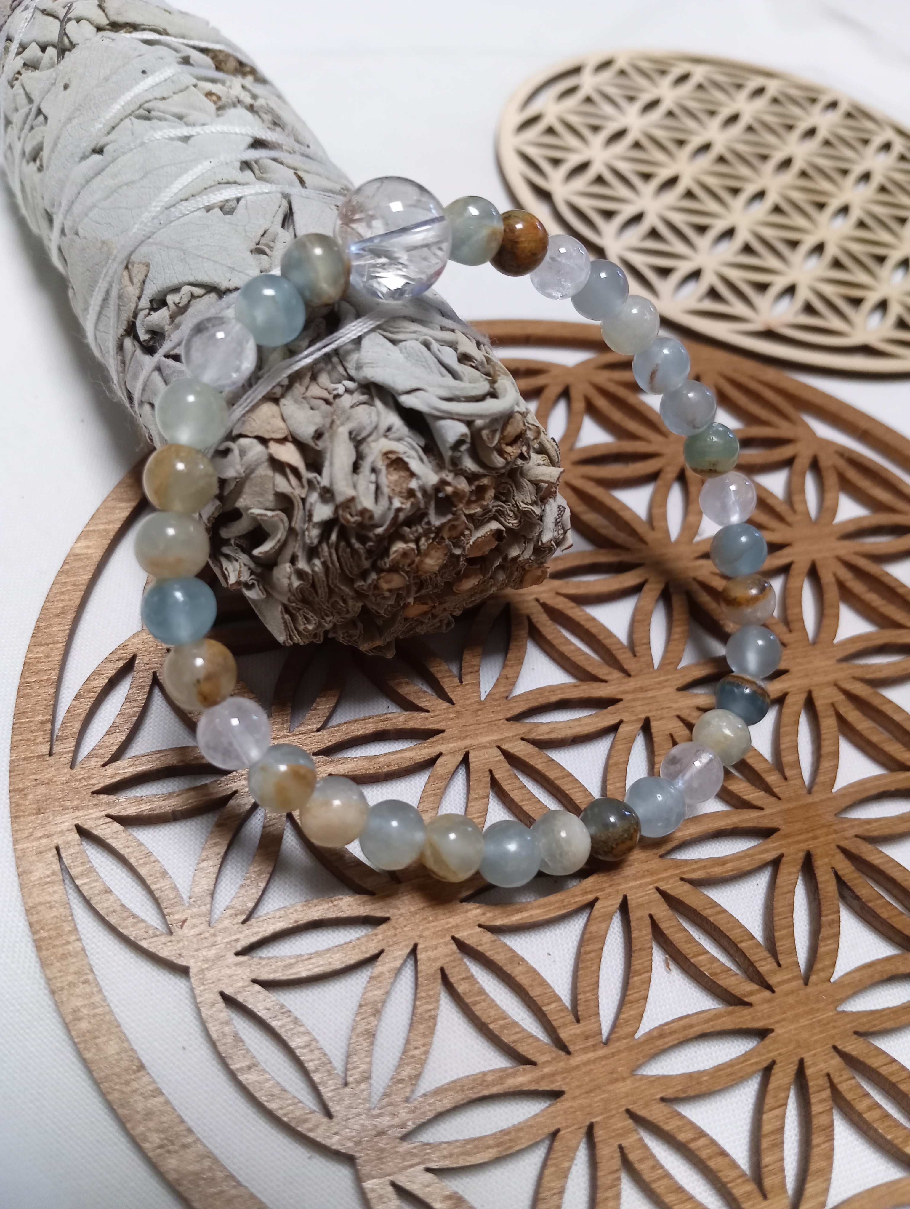 Calcite Aquatine 6mm et une perle de cristal de roche en 8mm