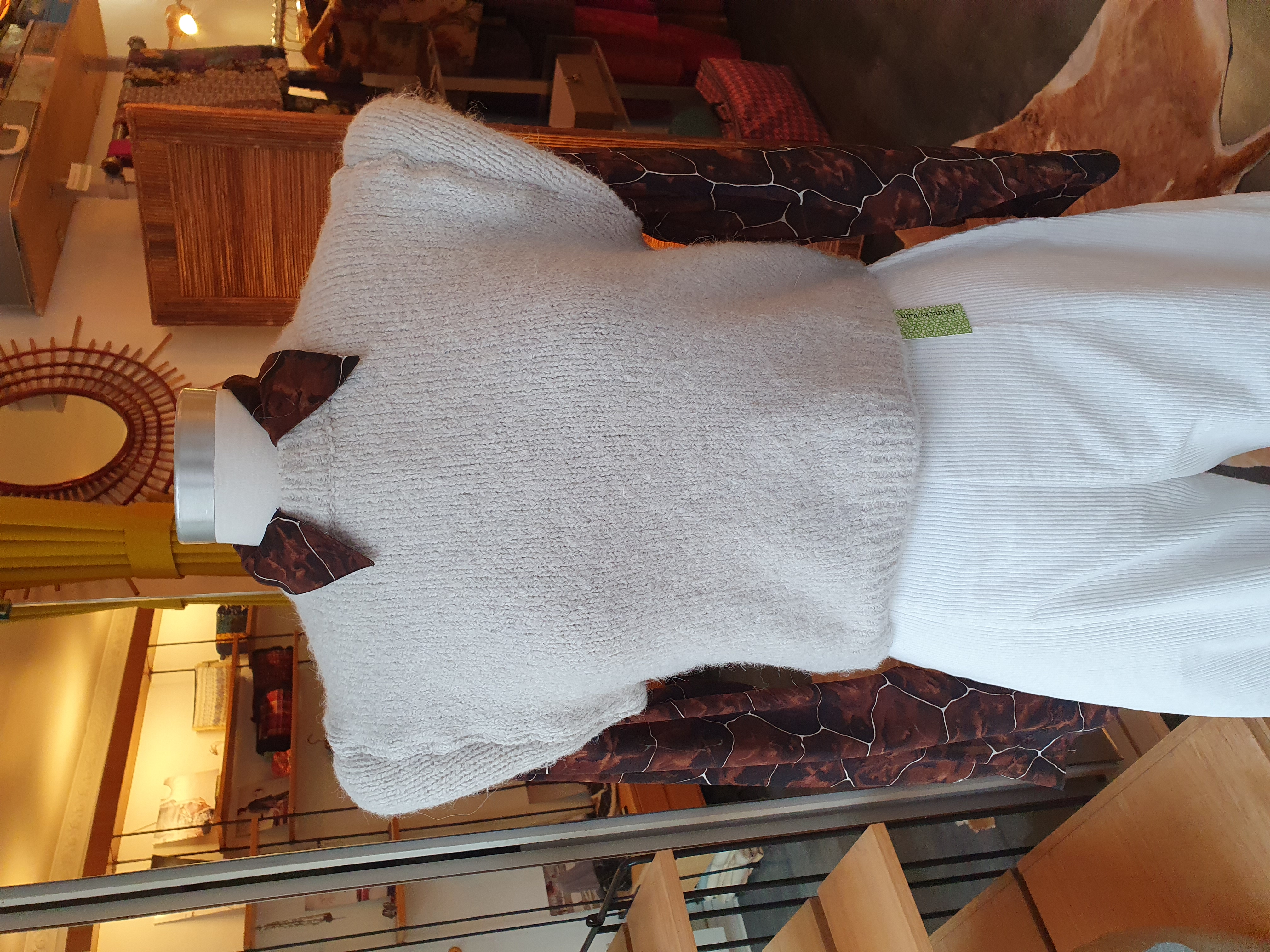 pull sans manches gris de blanc