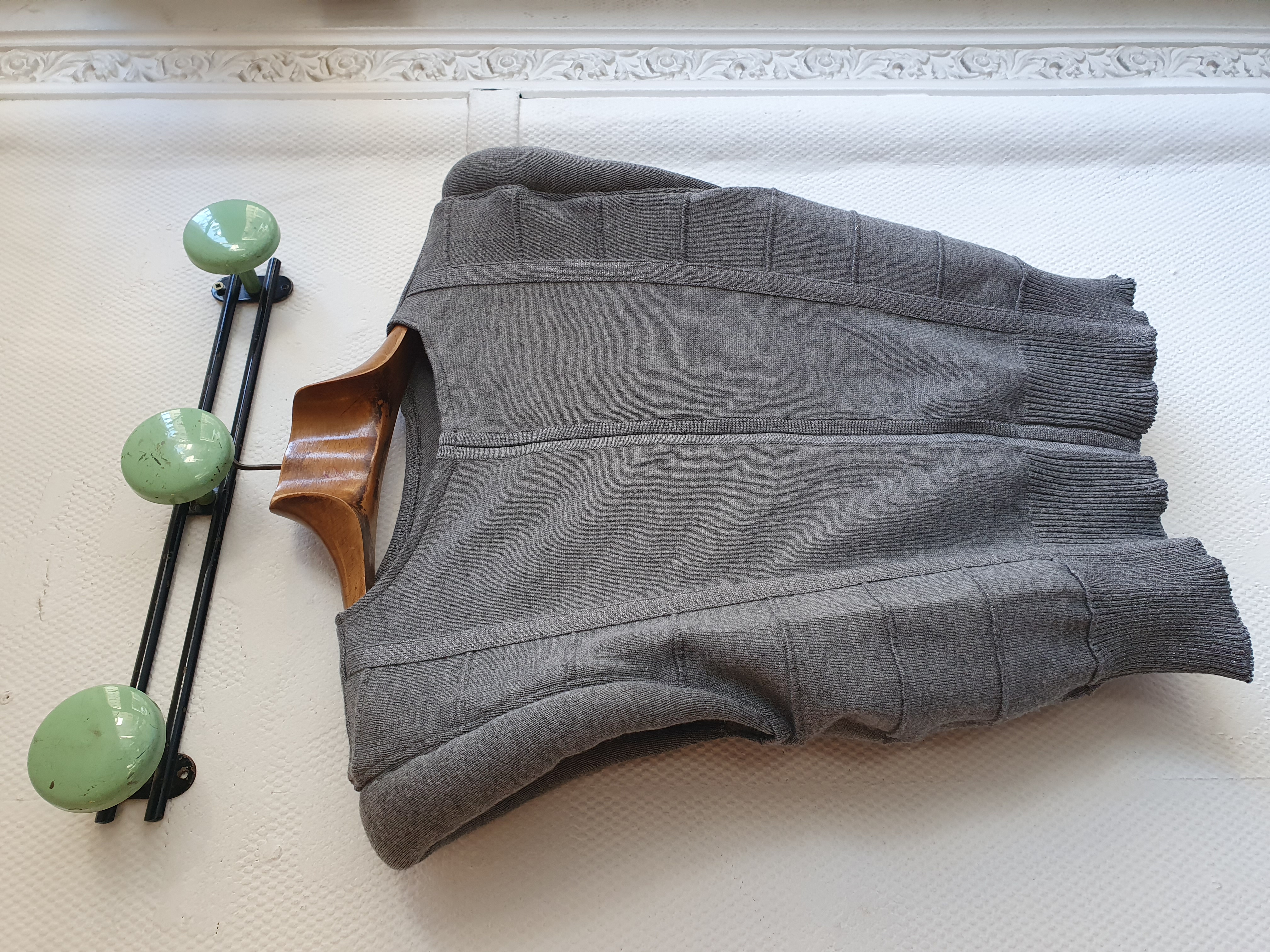 pull sans manches gris