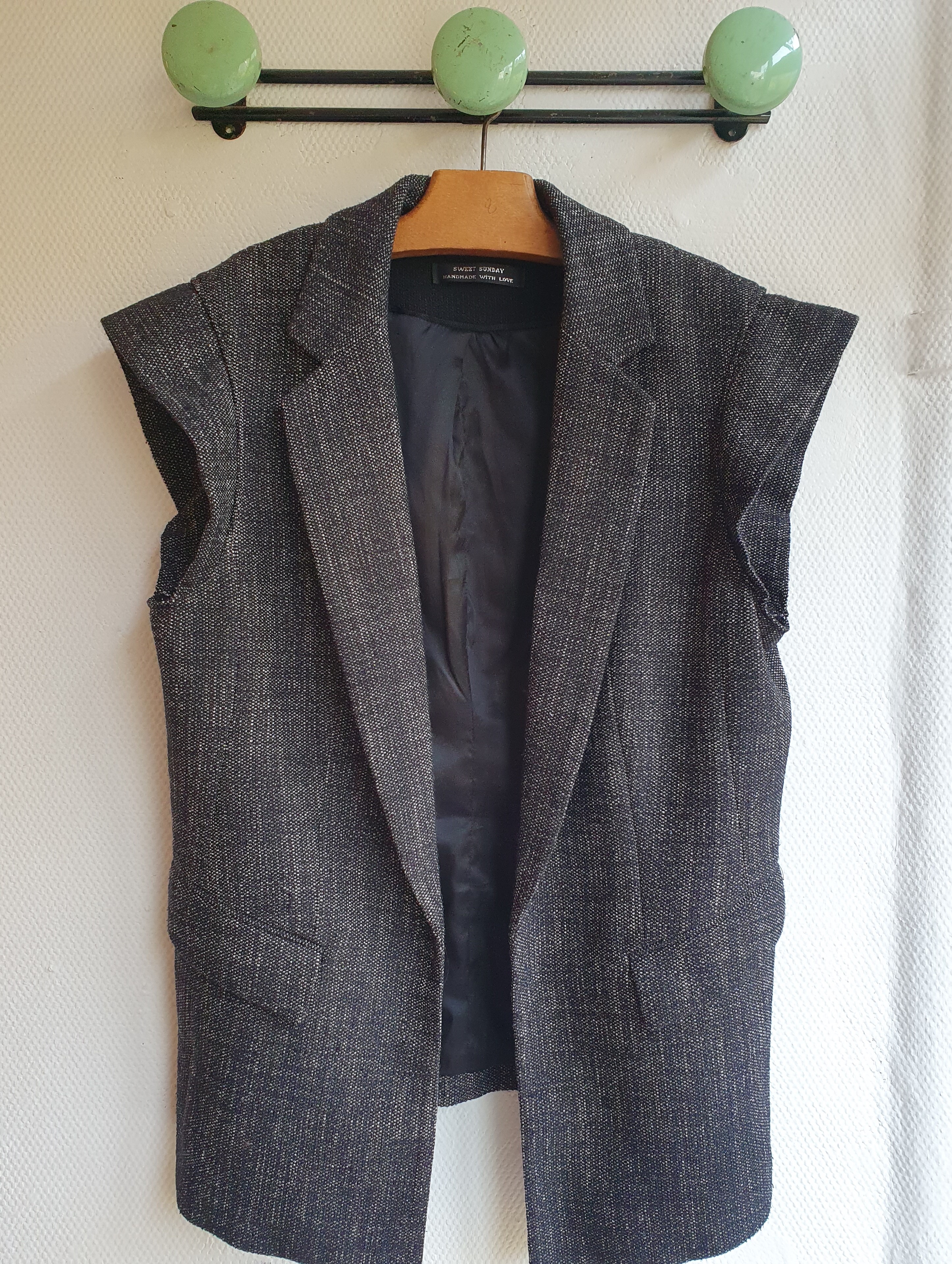 veste sans manches noir et blanc