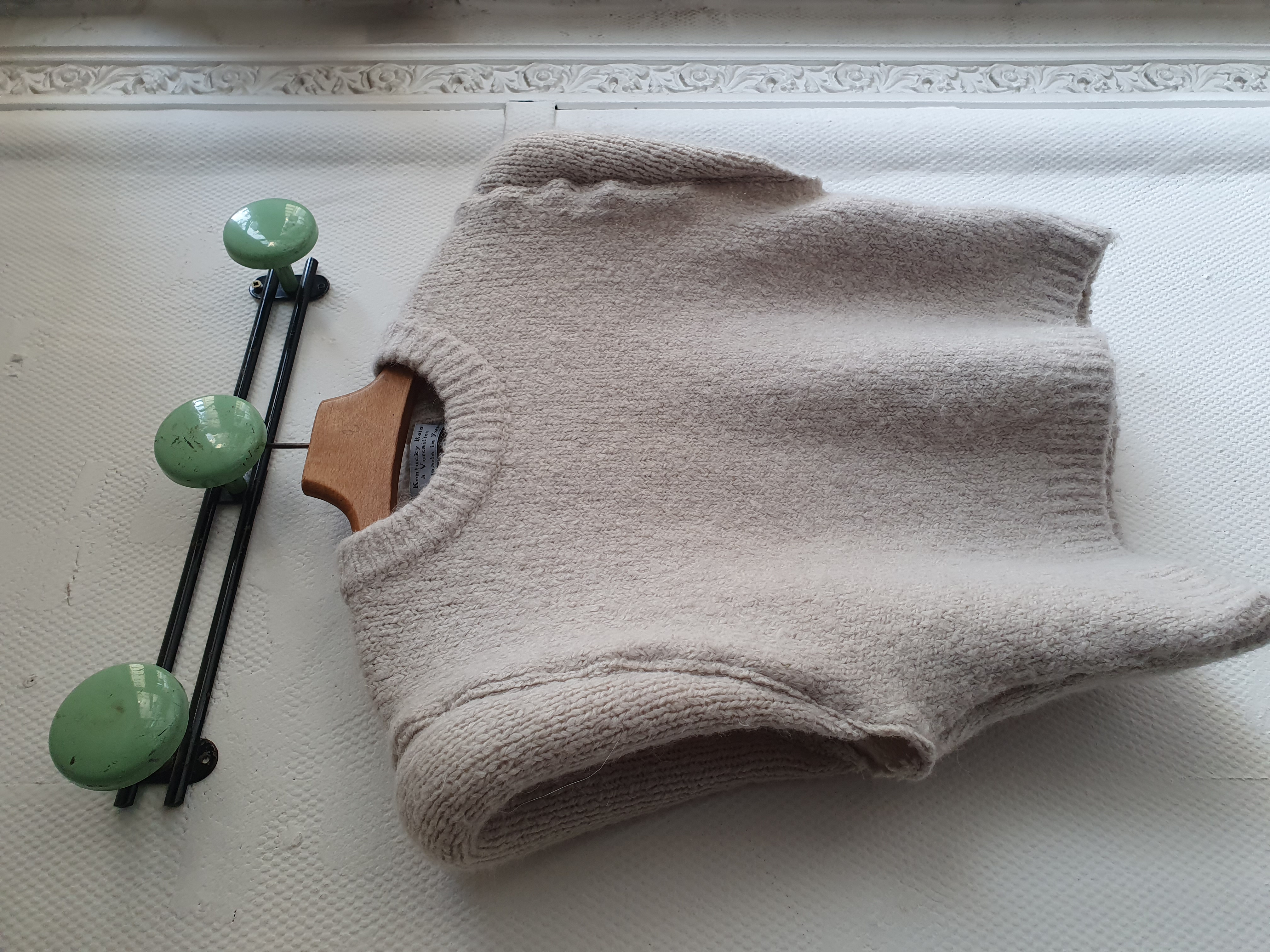 pull sans manches gris de blanc