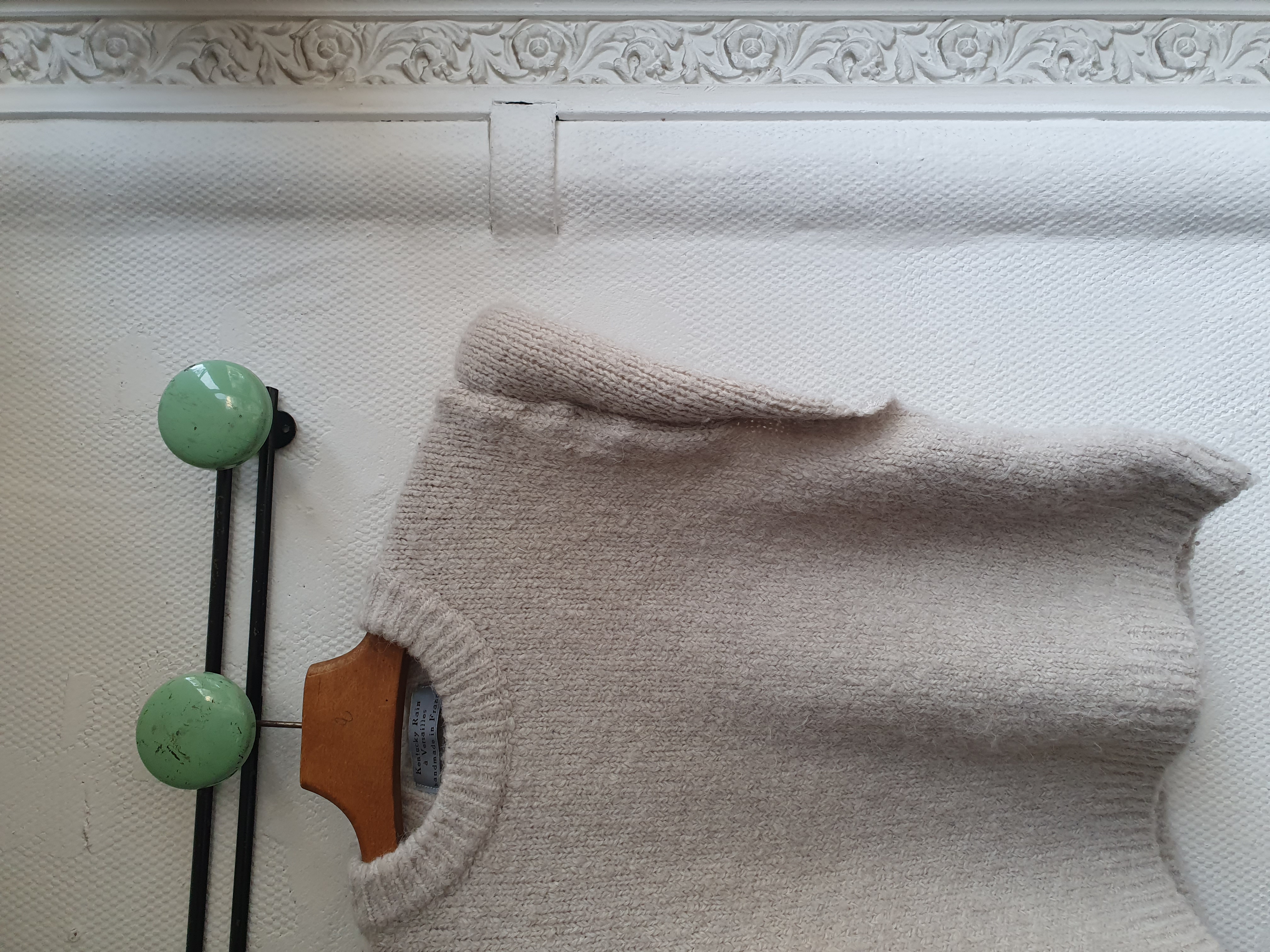 pull sans manches gris de blanc