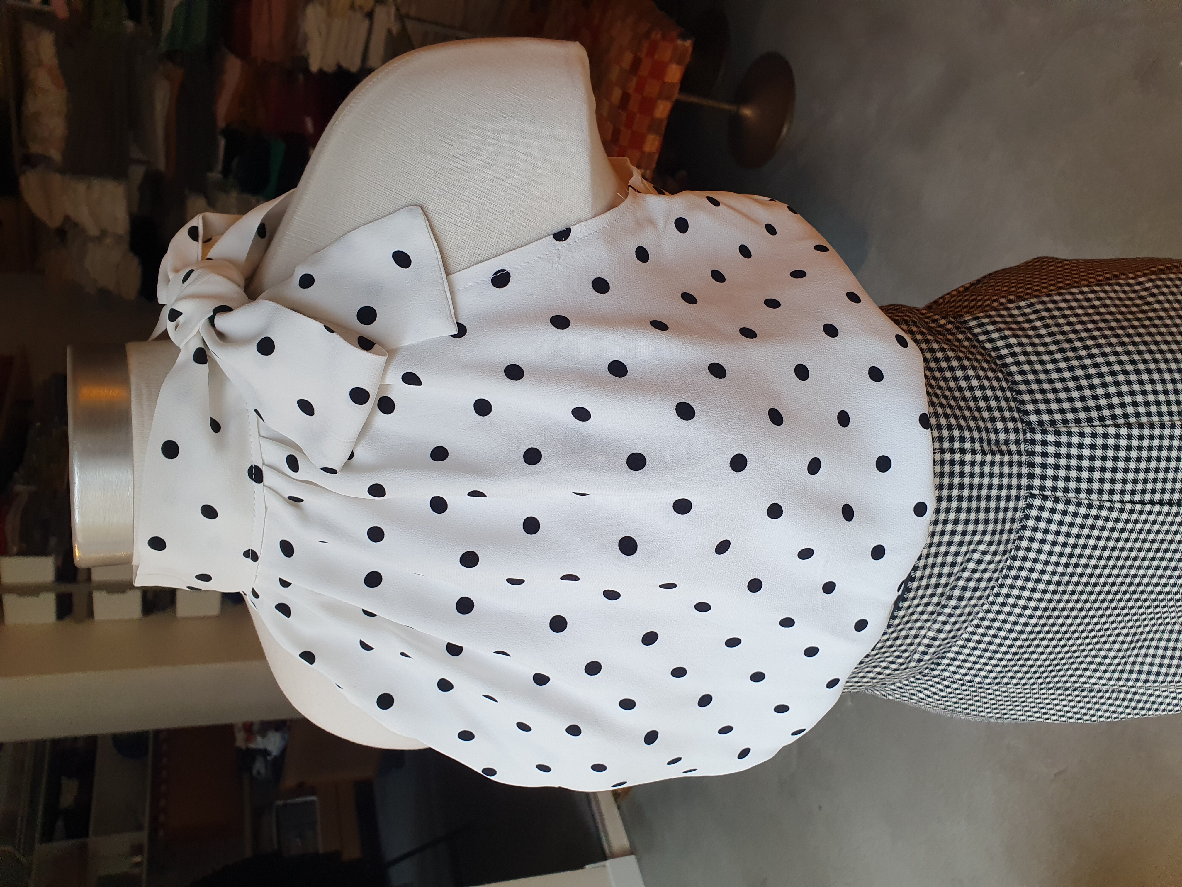 top lavallière à pois