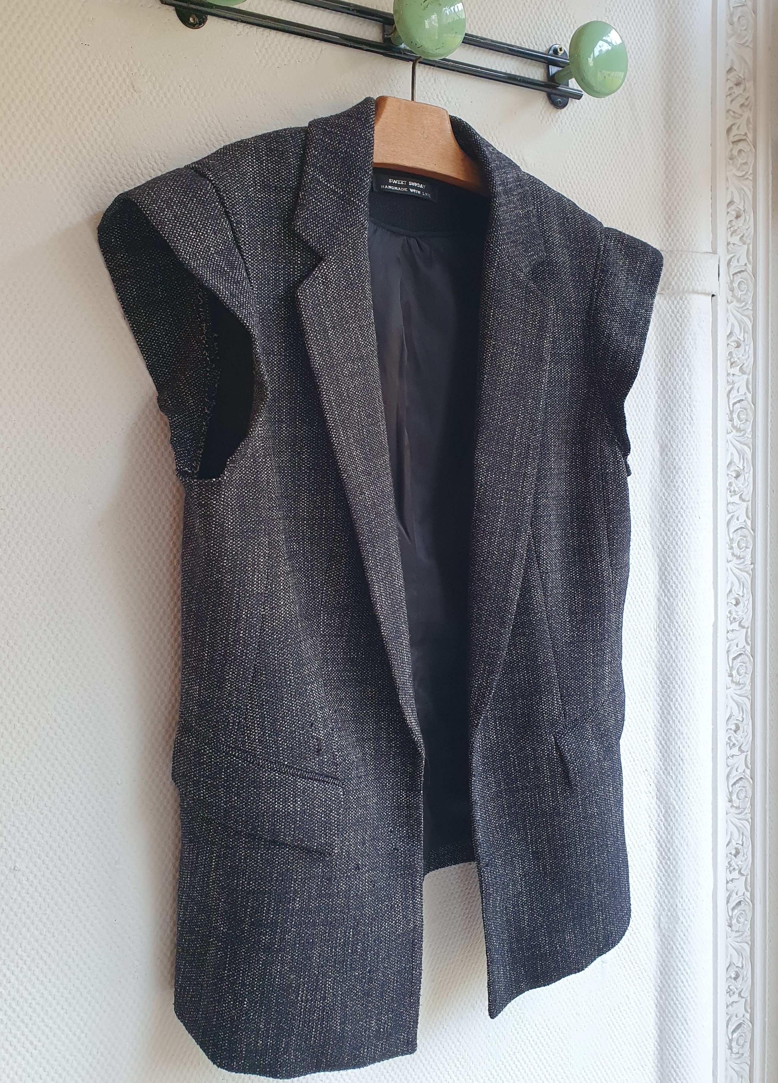 veste sans manches noir et blanc