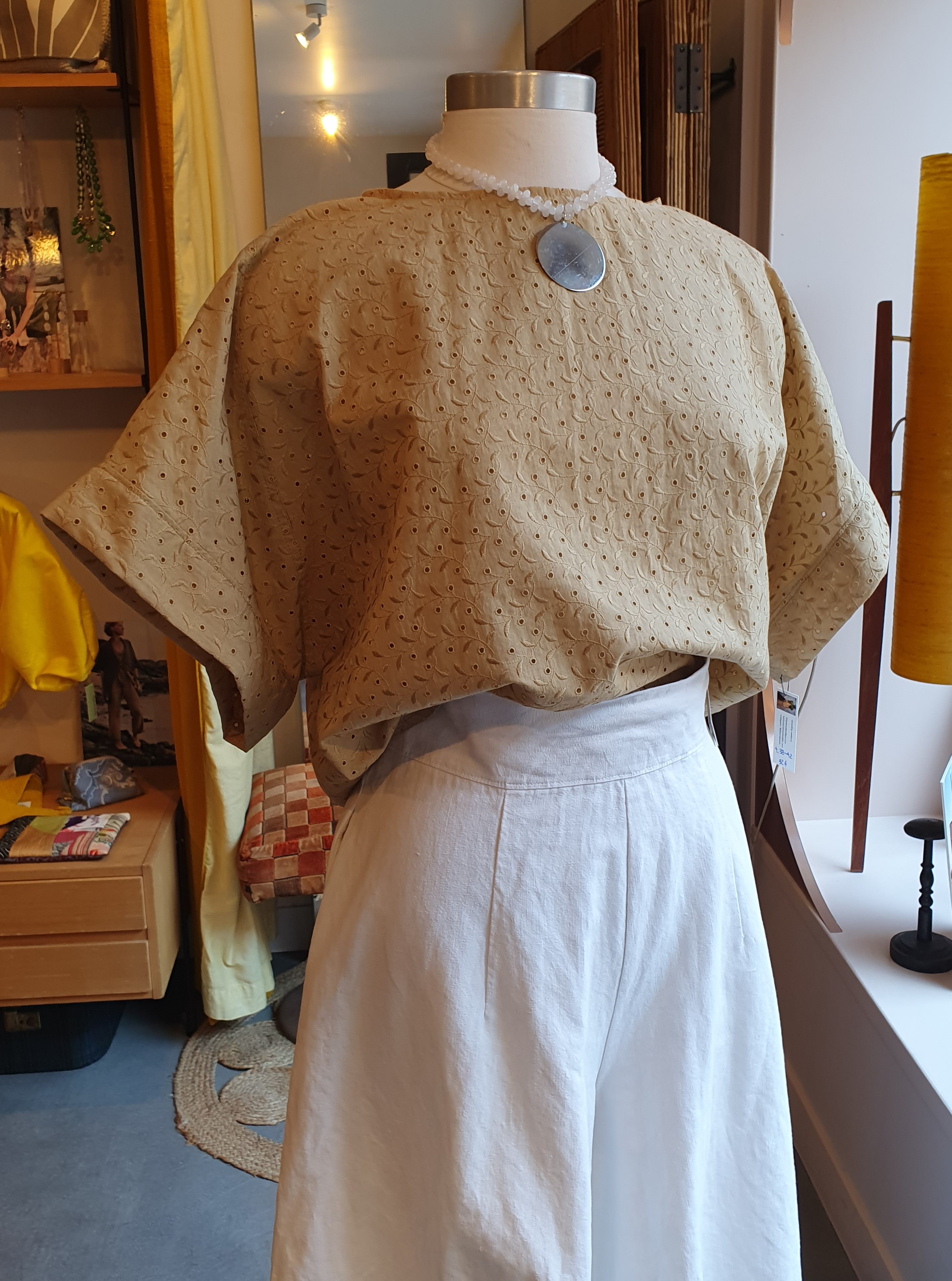 top manches courtes dentelle anglaise beige