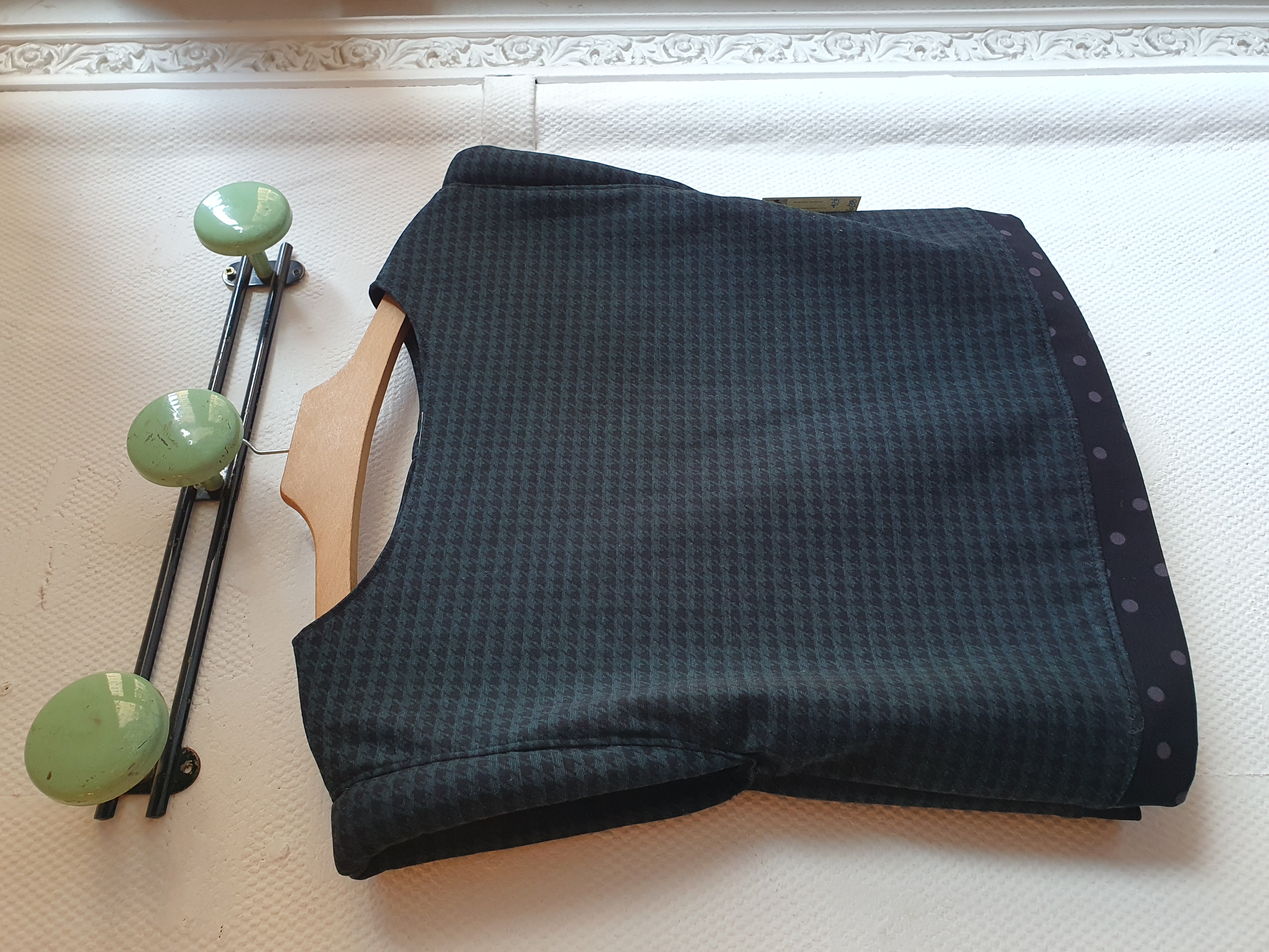 pull sans manches pied de poule/pois