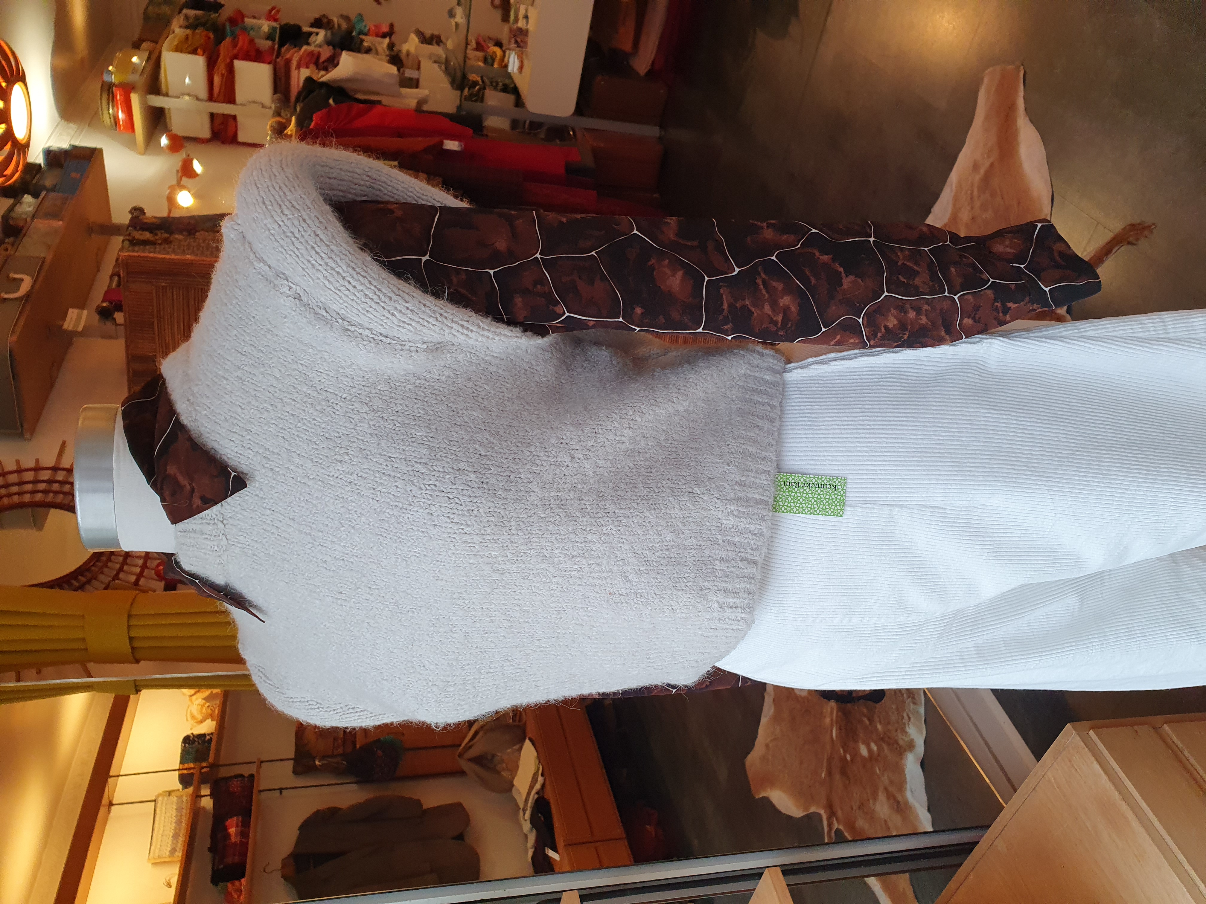 pull sans manches gris de blanc