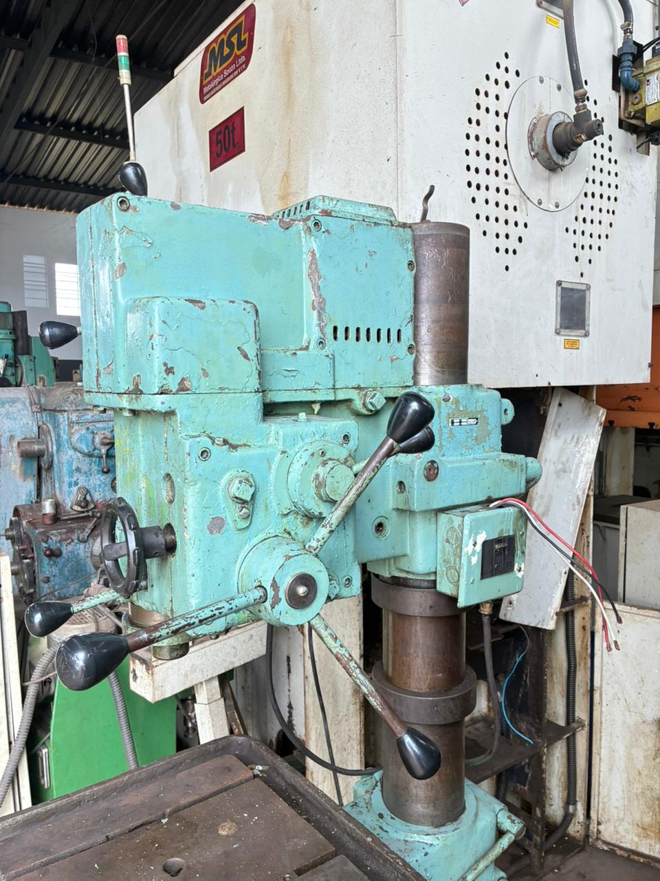 Furadeira Yadoya robusta com automático no corte