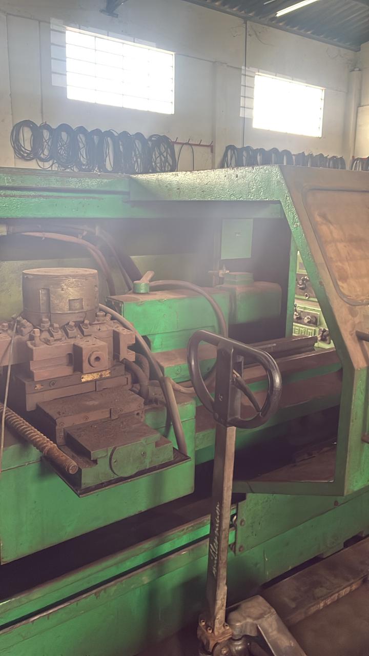 Torno ROMI ECN 40 III CNC no estado com torre elétrica