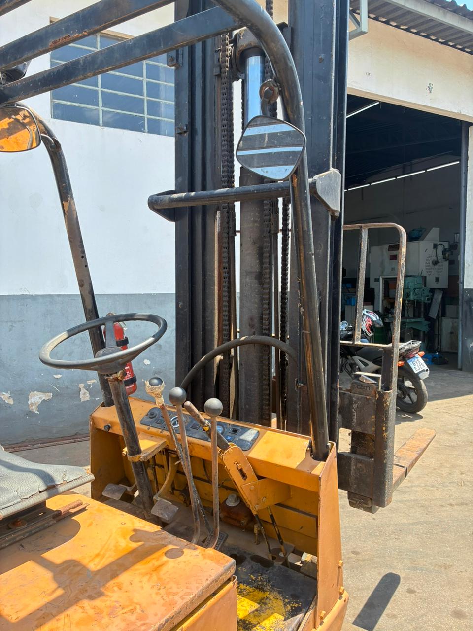 Empilhadeira YALE TRIPLEX