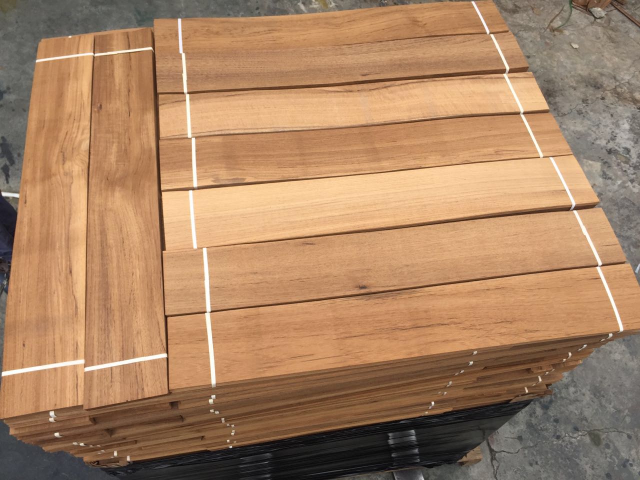 Teak veneer flooring layer