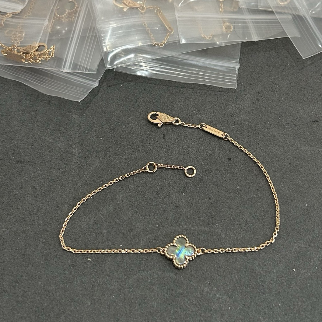 VVCA Bracelets Good Quality