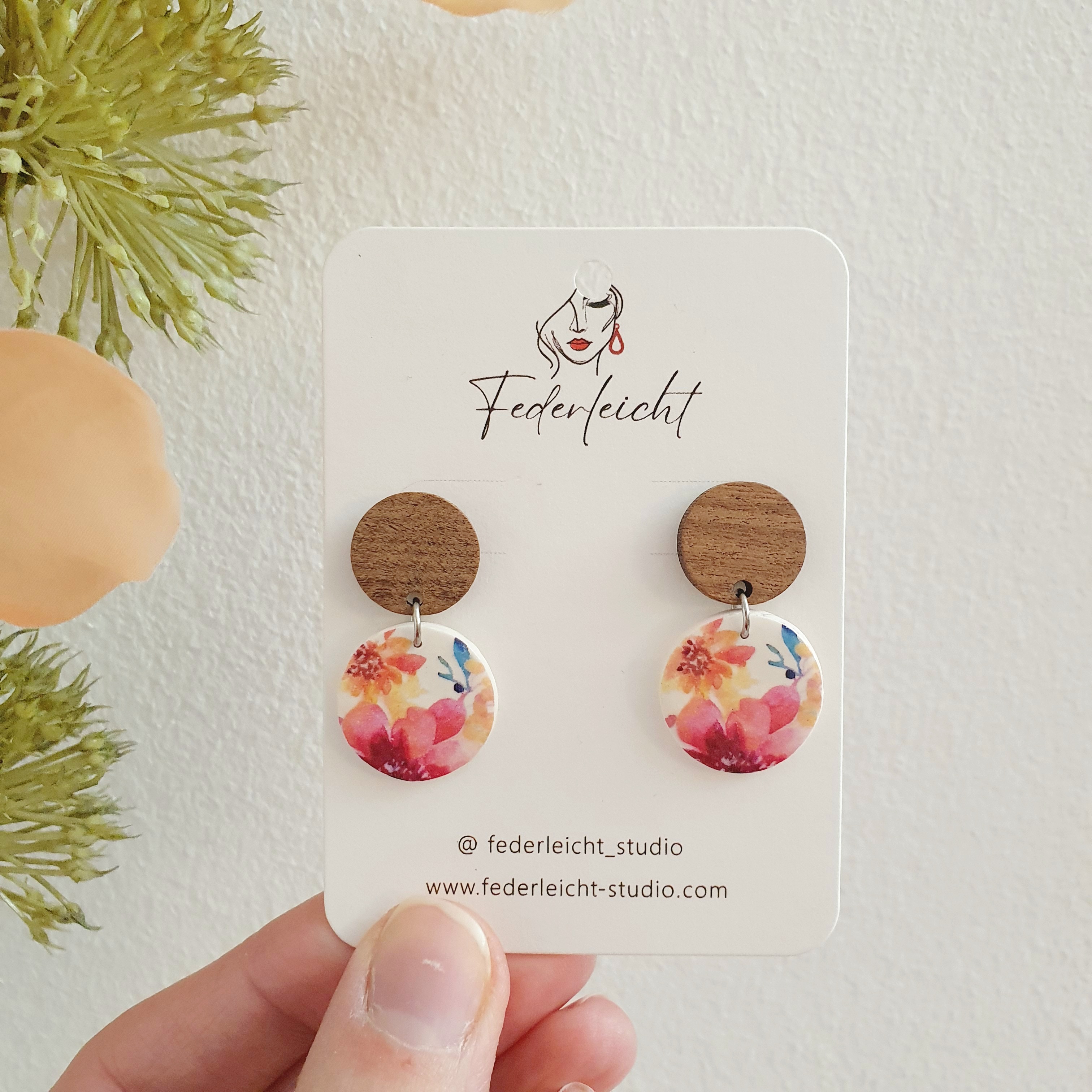 Holz-Ohrringe mit Blumendekor