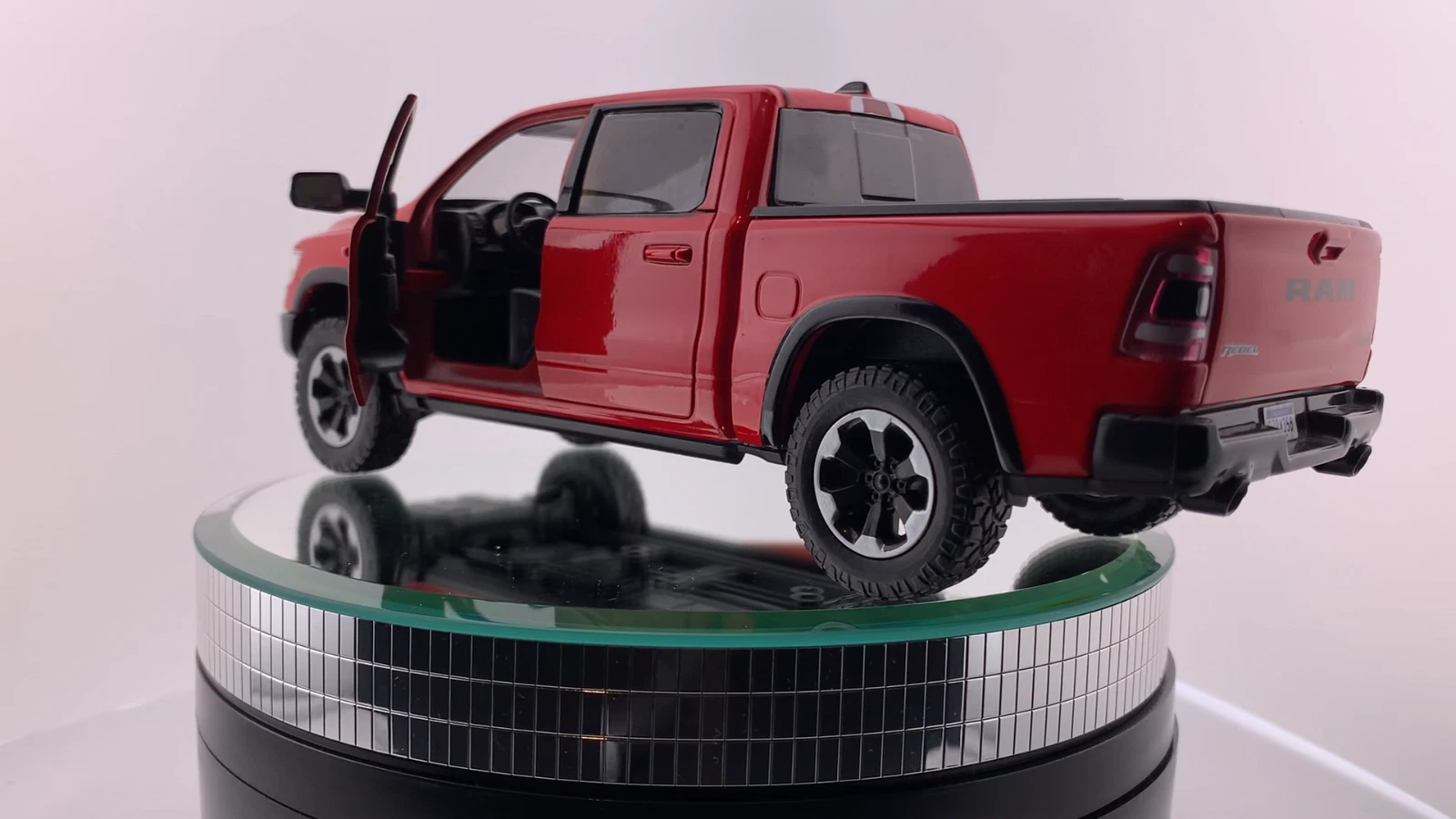 Red 2019 Dodge Ram 1500 Crew Cab Pickup Truck Motor Max 1/27 New