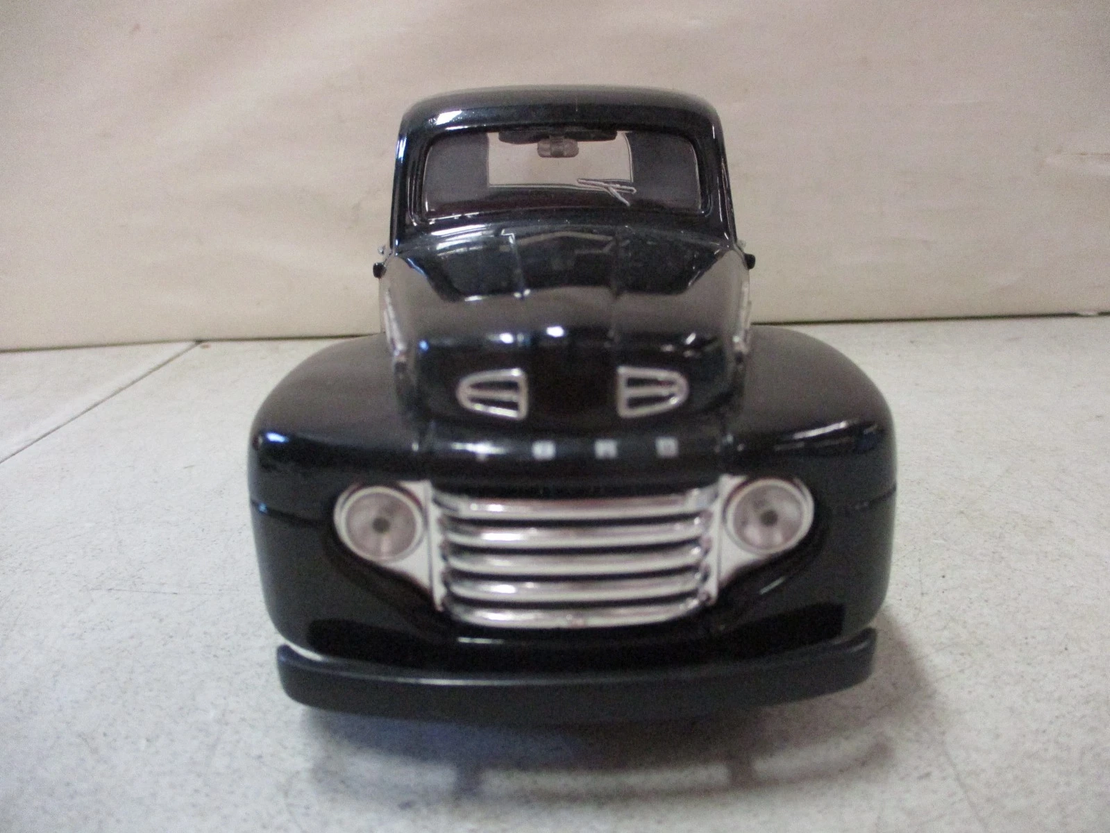 Diecast 1948 Ford F1 Pickup Truck Maisto 1/25 Flaw New