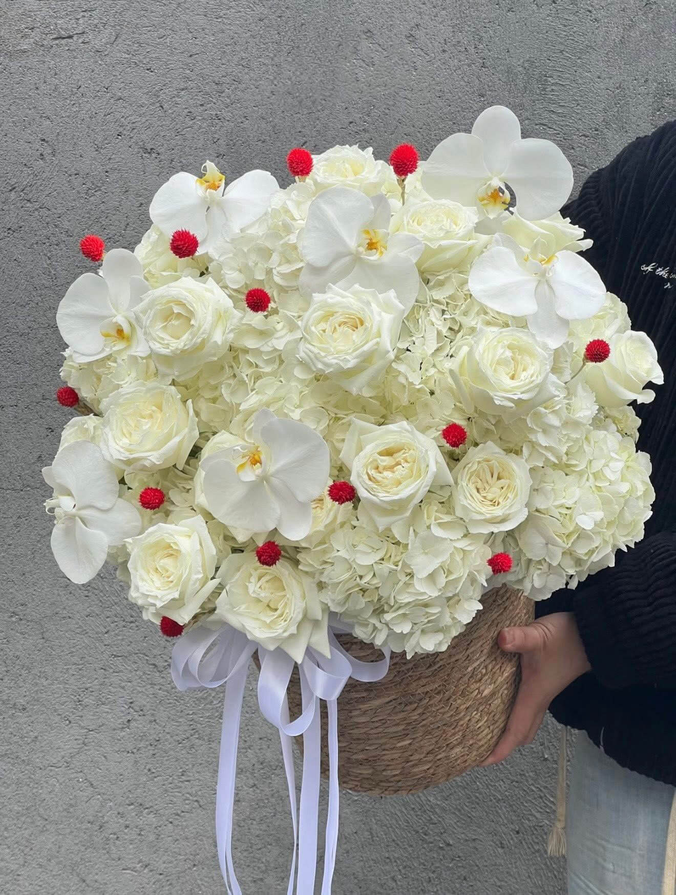 Giỏ Hoa Trắng – Ngọt Ngào & Thuần Khiết