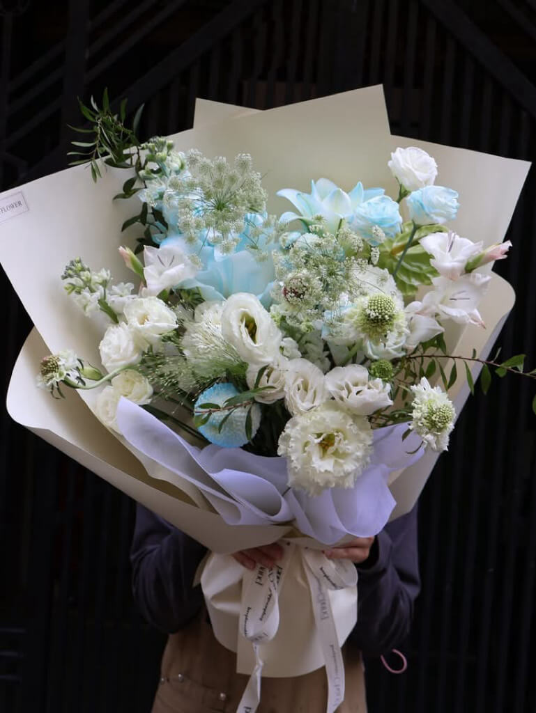 Bó Hoa Trắng Xanh Pastel – Thanh Lịch & Dịu Dàng