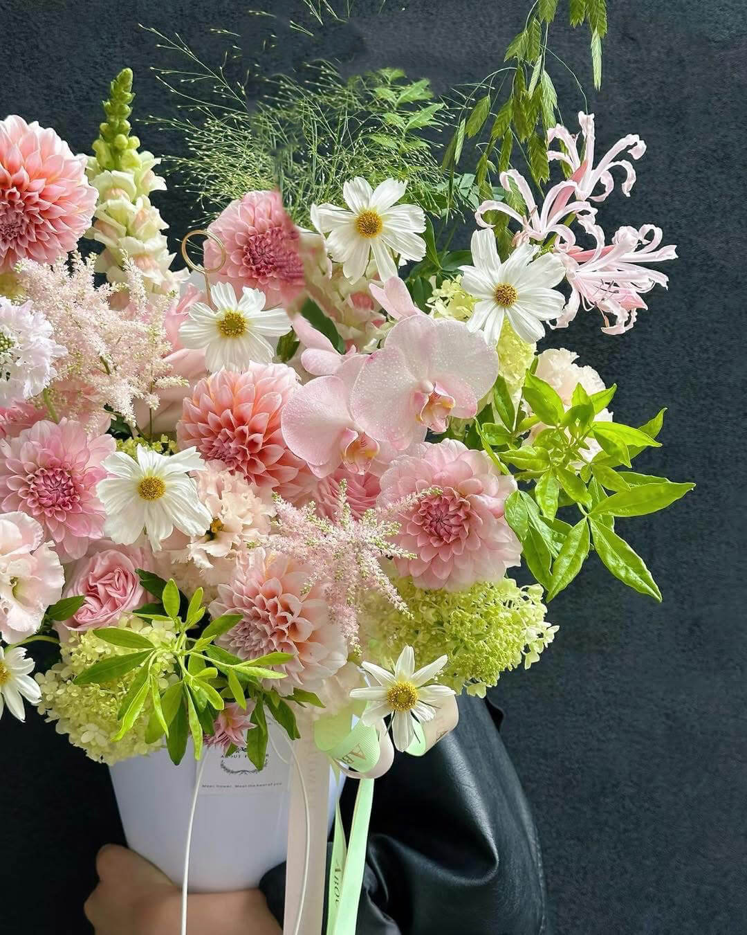 Giỏ Hoa Pastel Mộc Mạc – Tự Nhiên & Tươi Mát