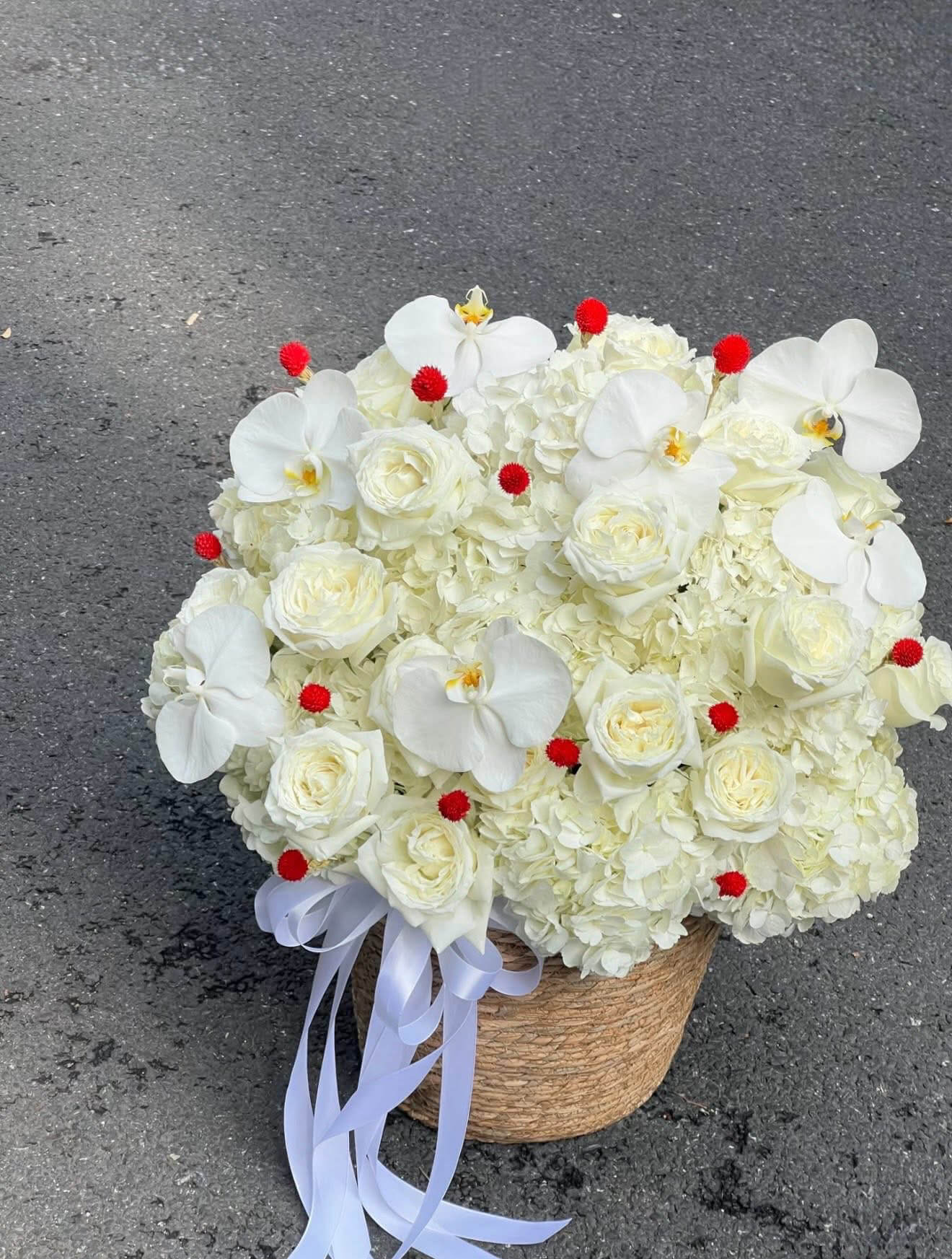 Giỏ Hoa Trắng – Ngọt Ngào & Thuần Khiết