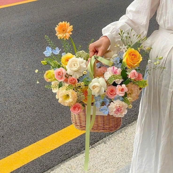 Giỏ hoa sắc màu tươi sáng
